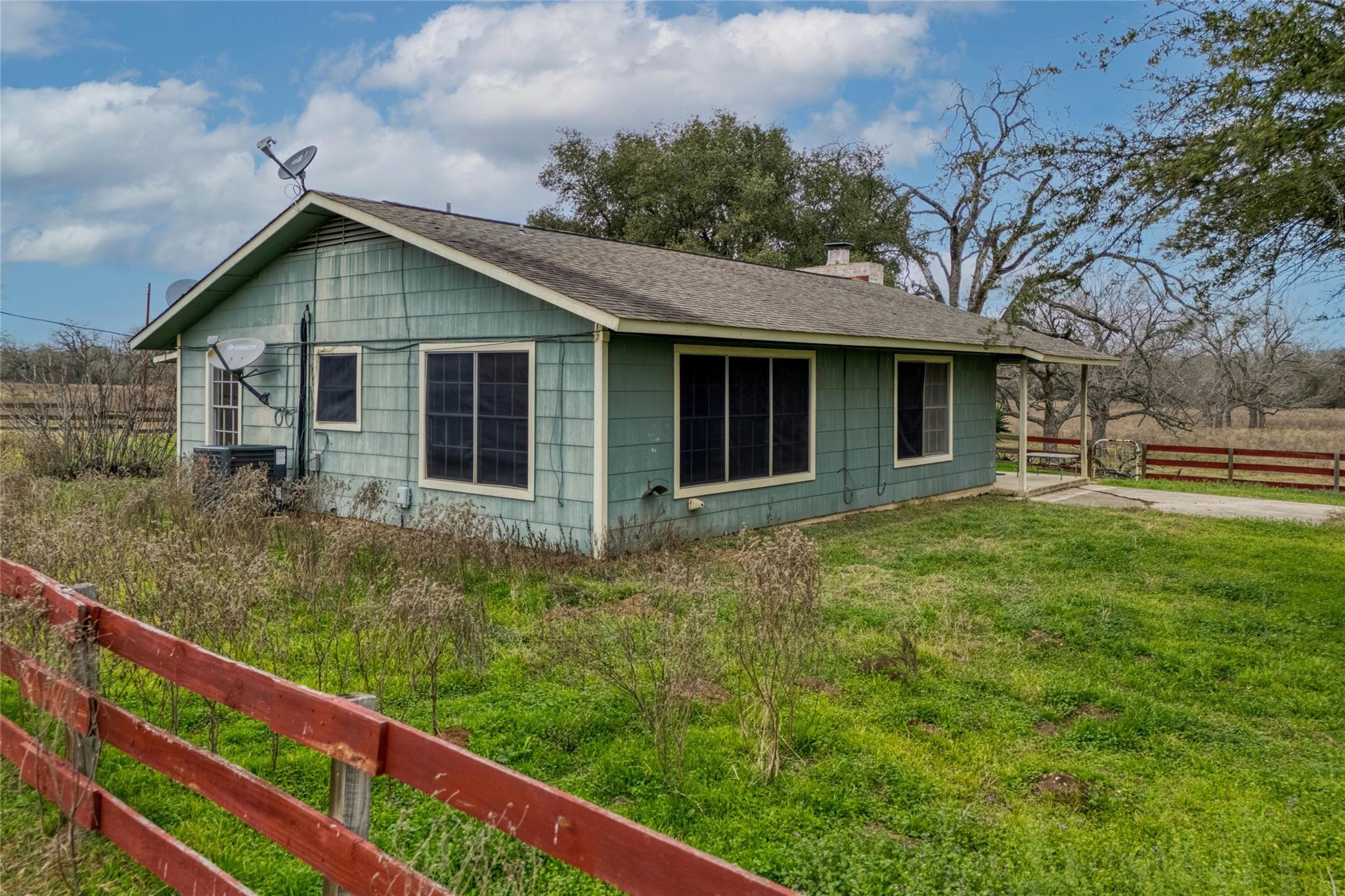 103 Robin Ln, Luling, TX 78648
