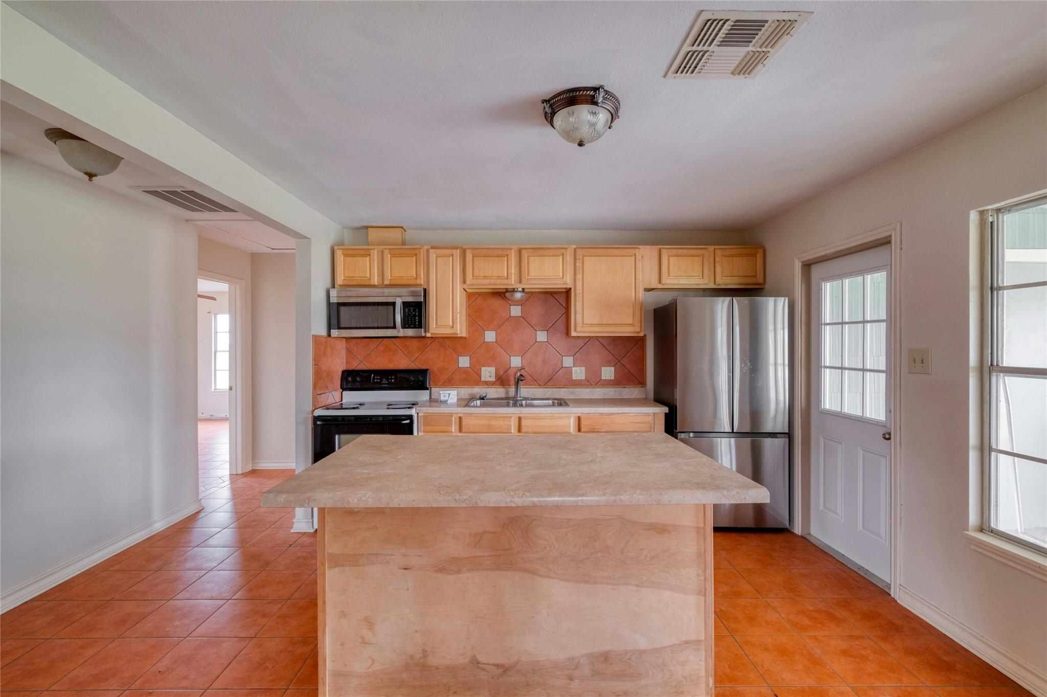 103 Robin Ln, Luling, TX 78648