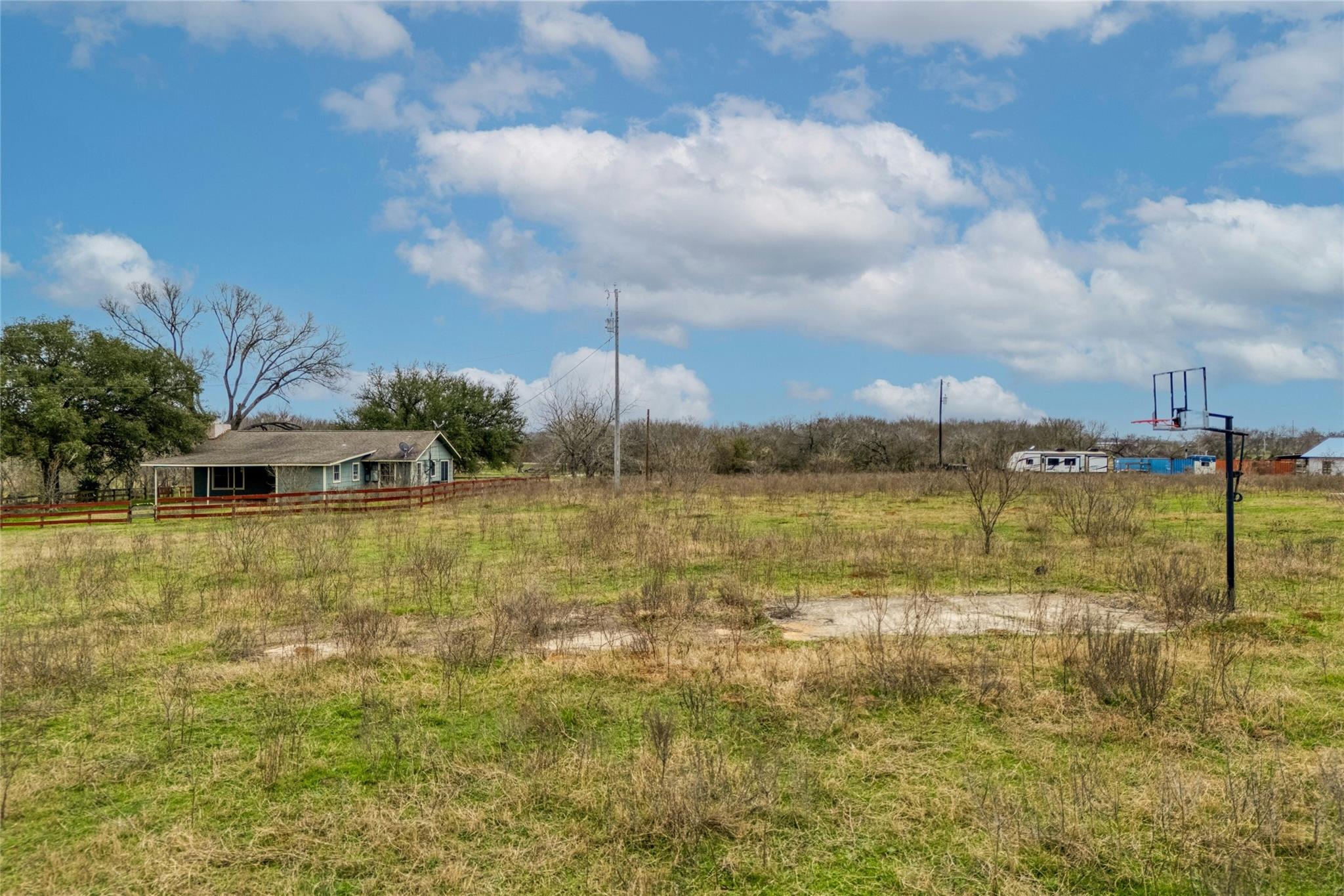 103 Robin Ln, Luling, TX 78648