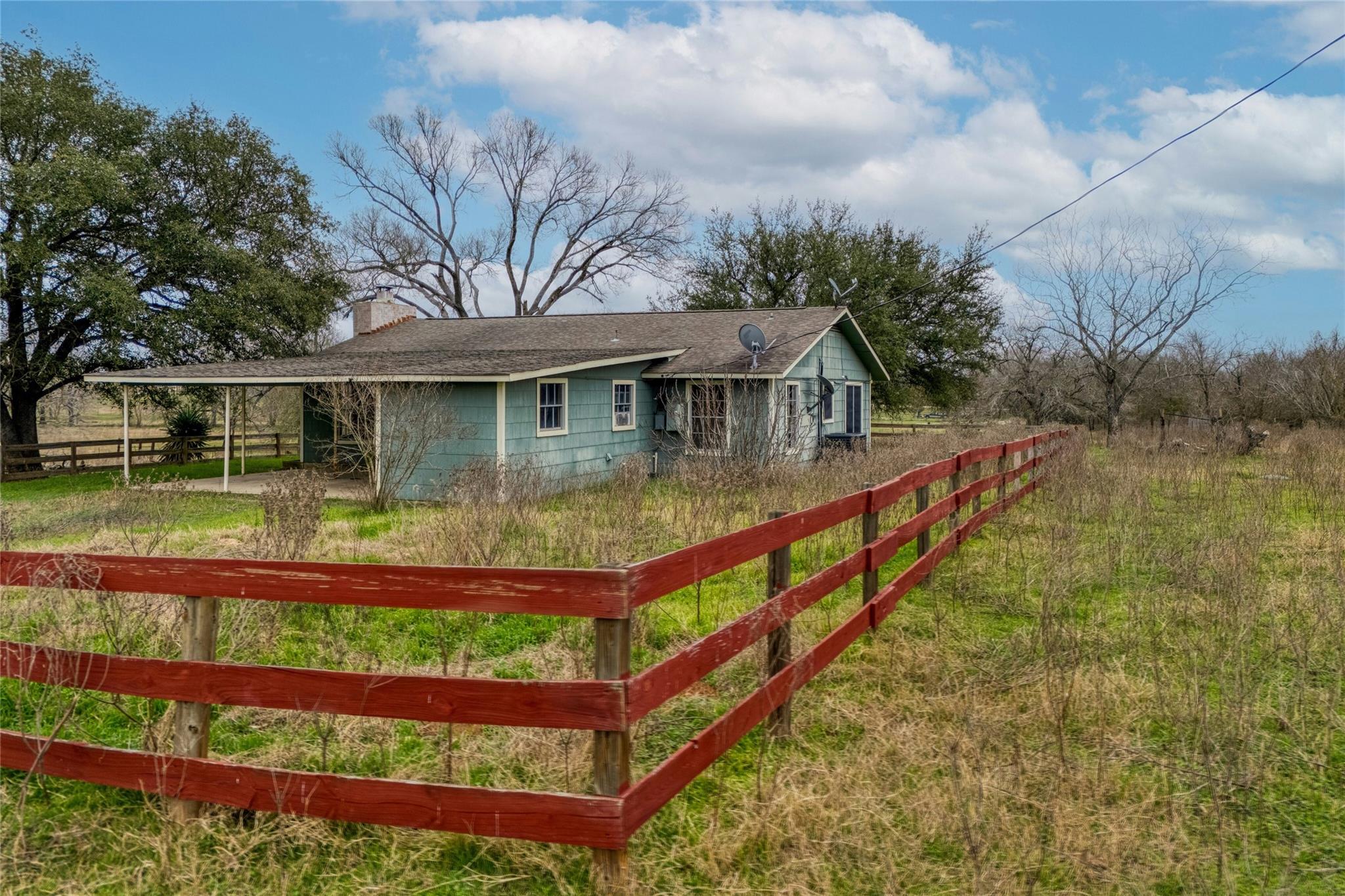103 Robin Ln, Luling, TX 78648