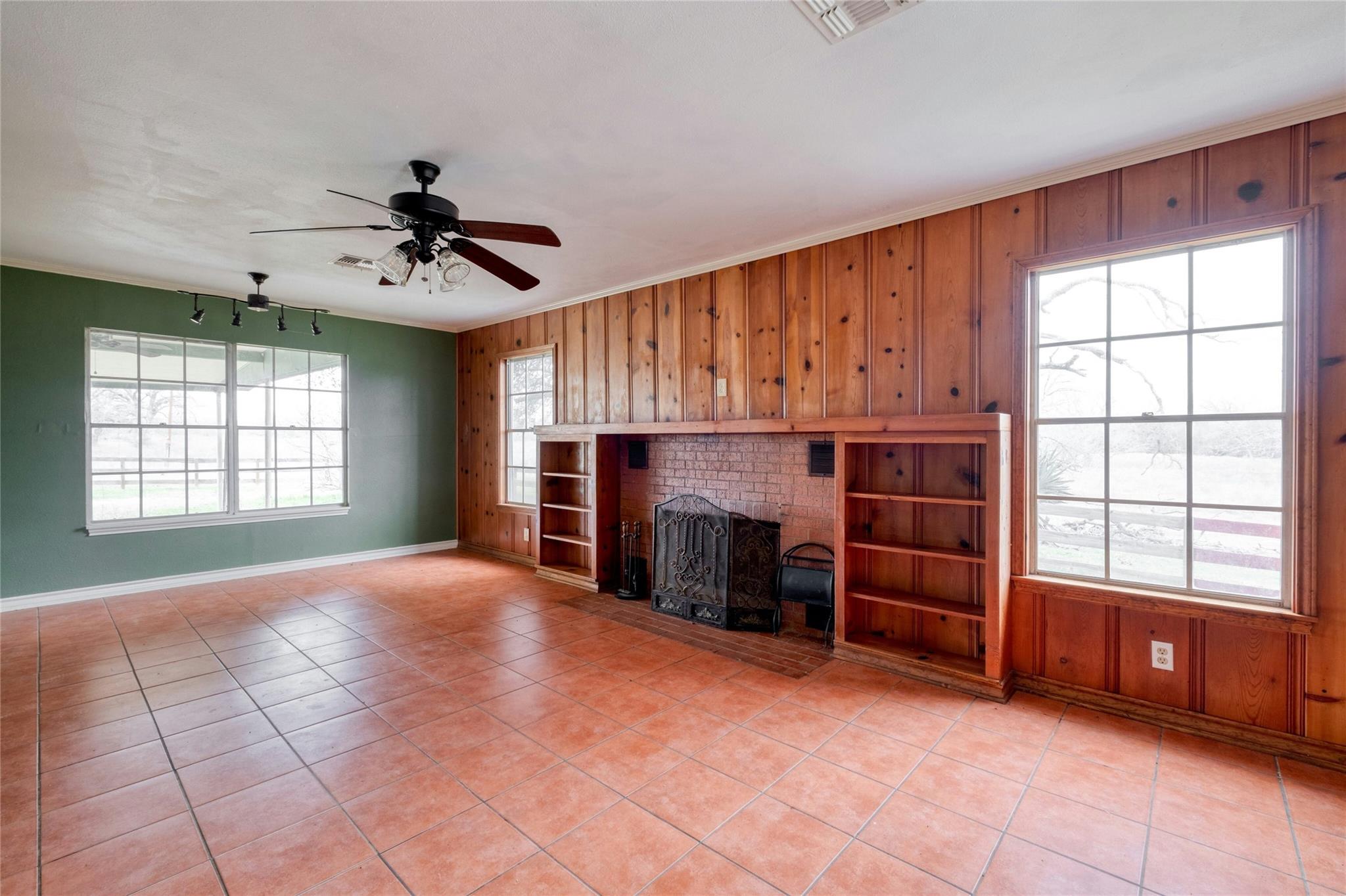 103 Robin Ln, Luling, TX 78648