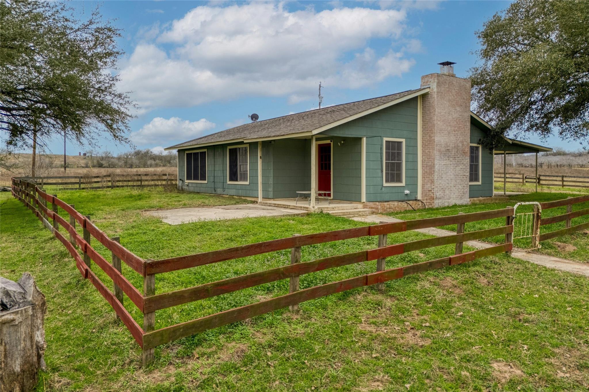 103 Robin Ln, Luling, TX 78648
