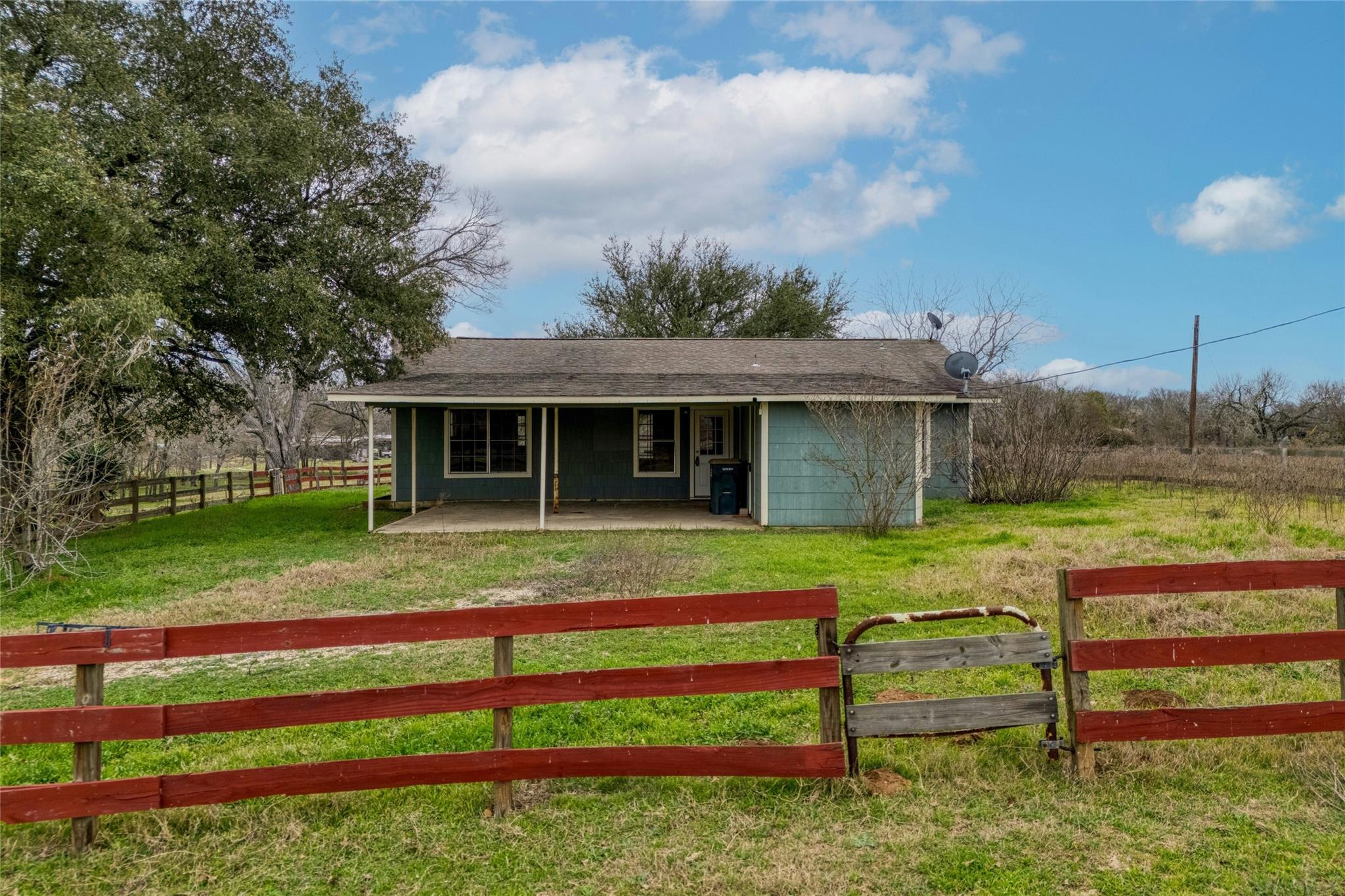 103 Robin Ln, Luling, TX 78648