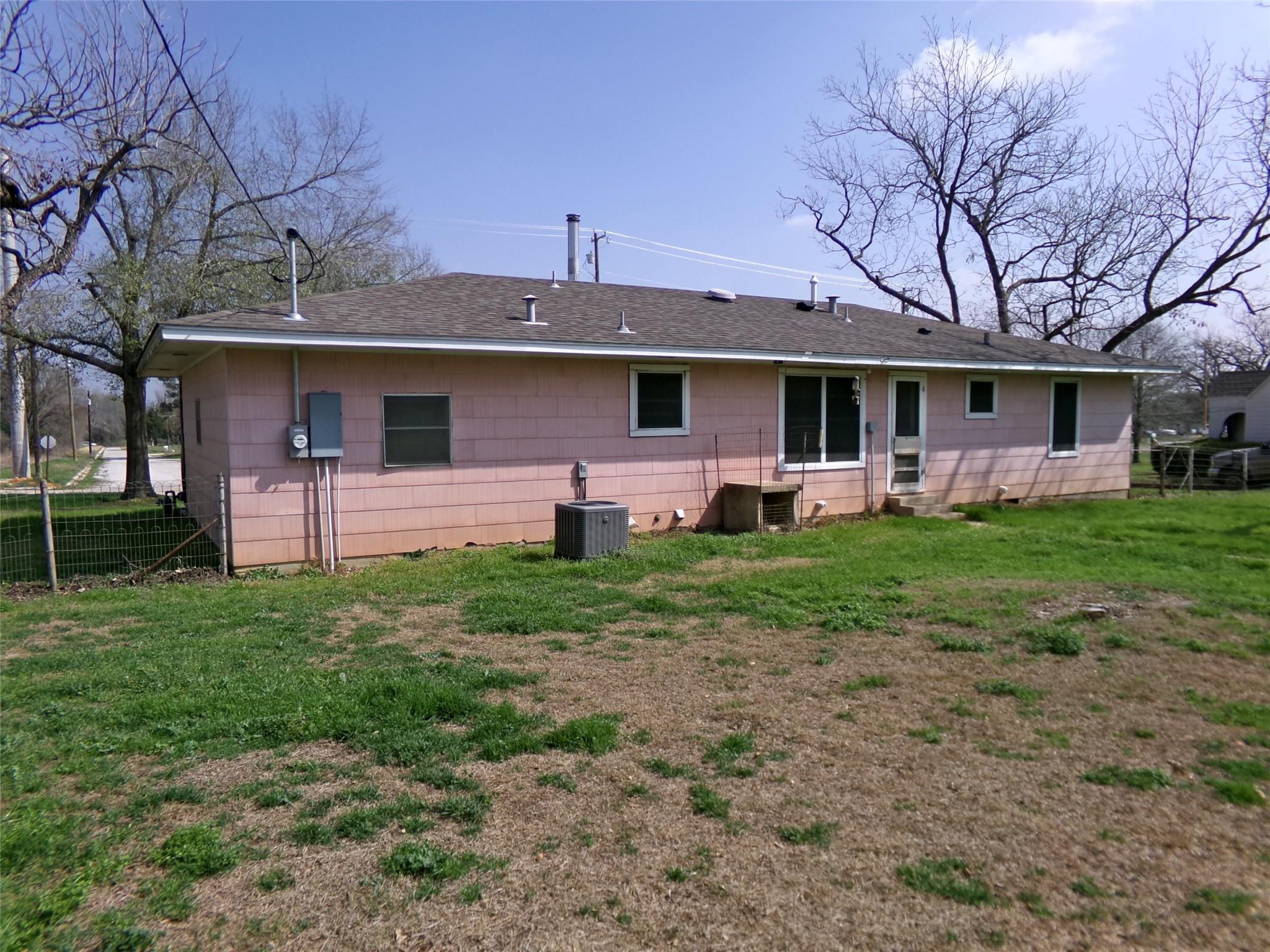 110 S Travis St, Rockdale, TX 76567