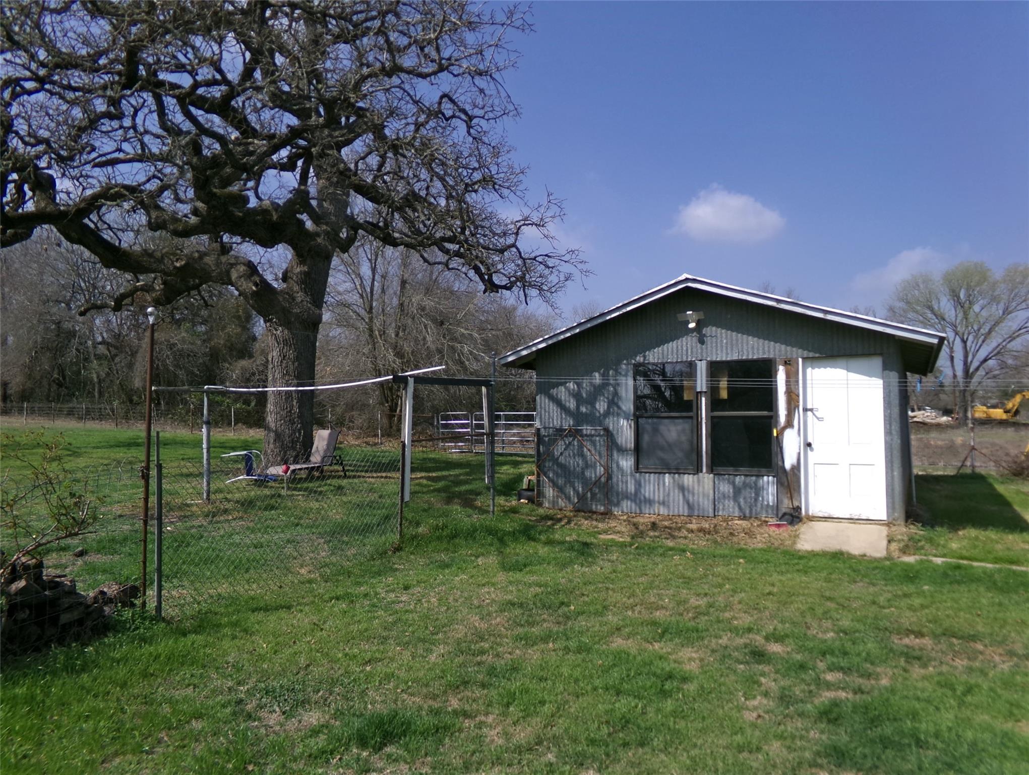 110 S Travis St, Rockdale, TX 76567