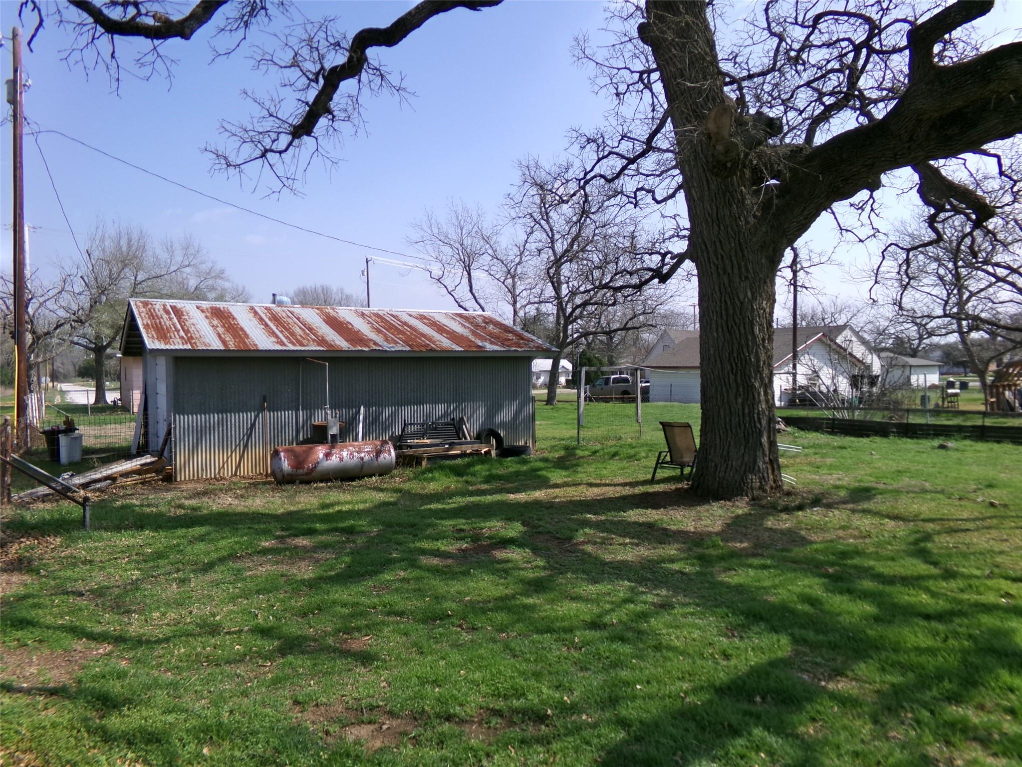 110 S Travis St, Rockdale, TX 76567