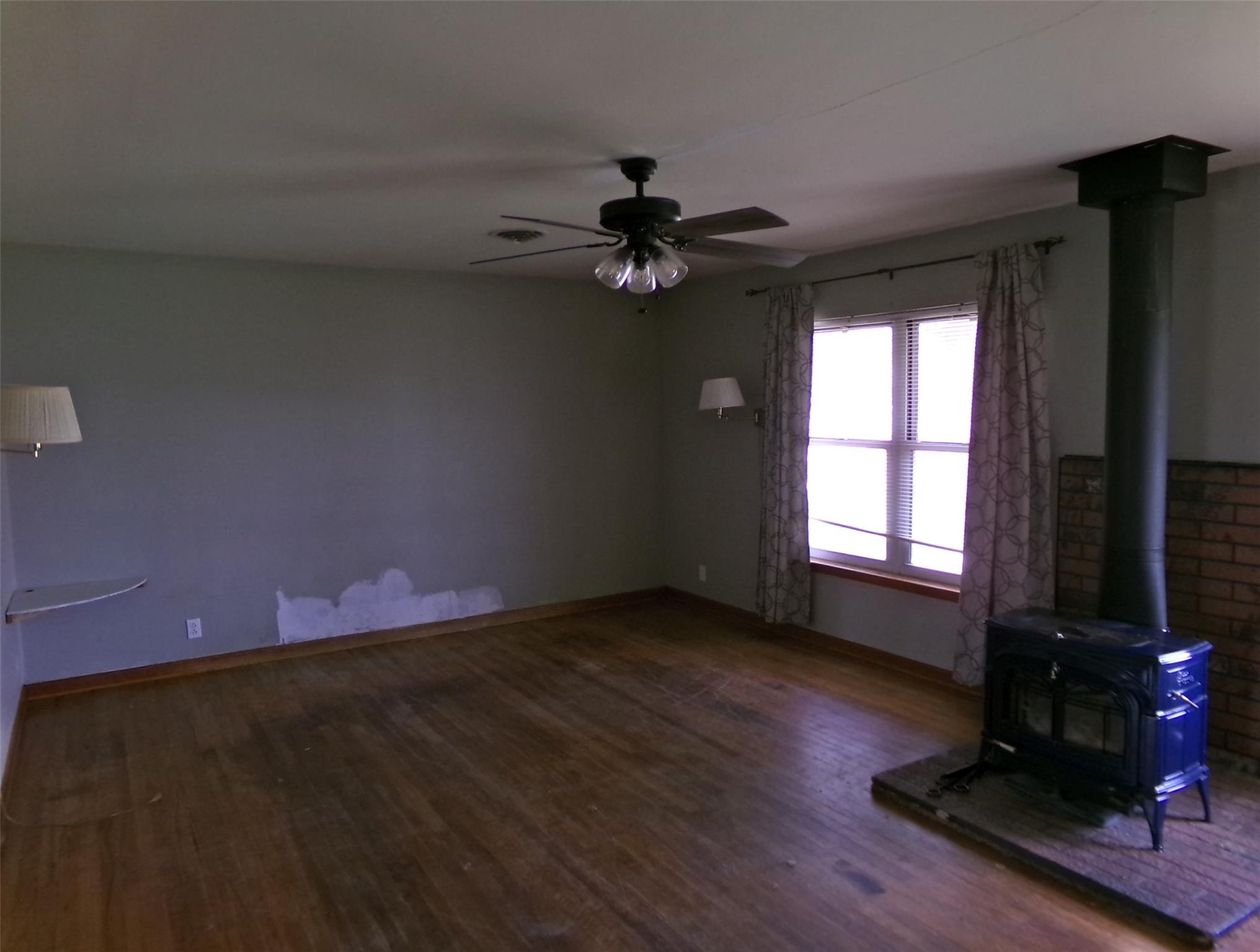 110 S Travis St, Rockdale, TX 76567