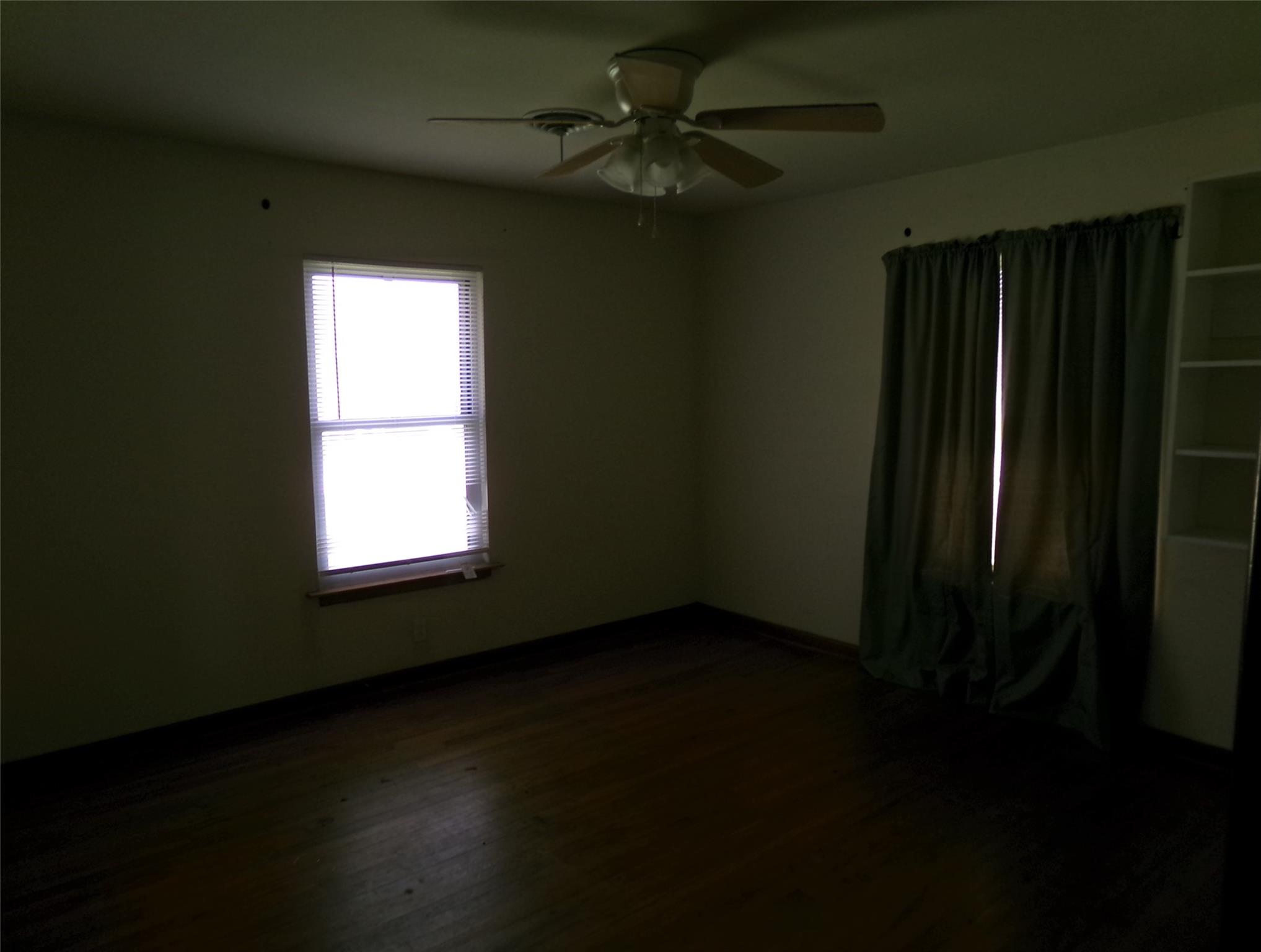 110 S Travis St, Rockdale, TX 76567