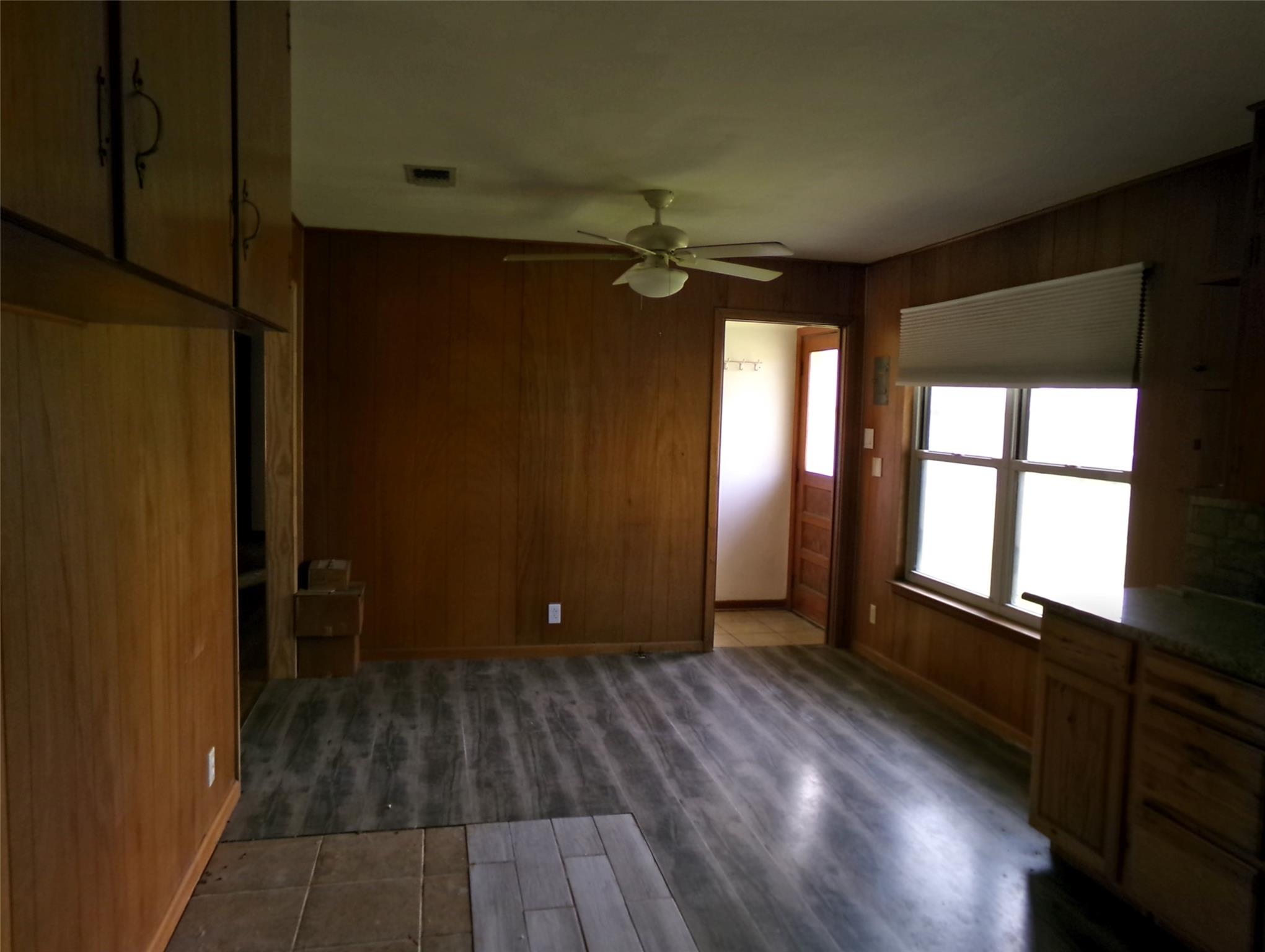 110 S Travis St, Rockdale, TX 76567