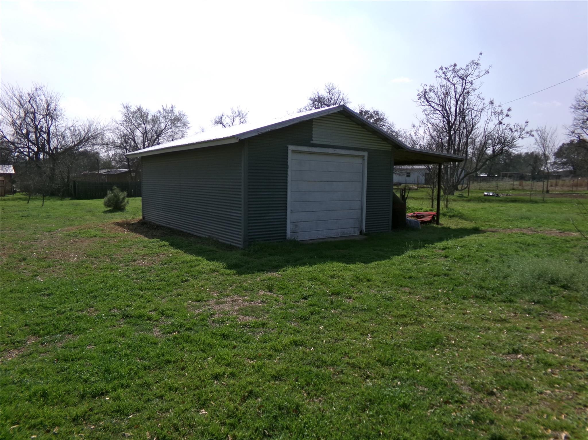 110 S Travis St, Rockdale, TX 76567