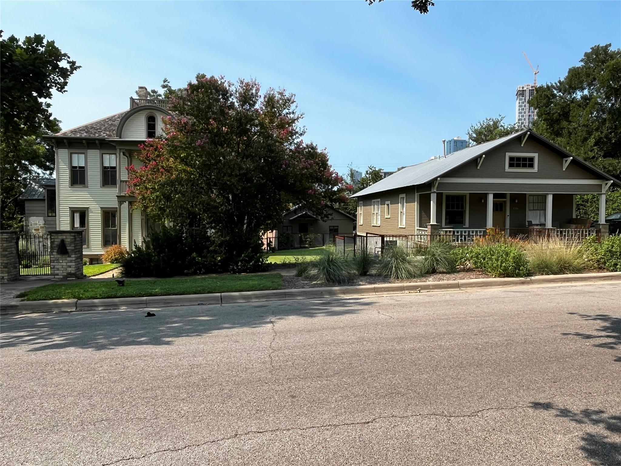 1011 E 9th St # B, Austin, TX 78702