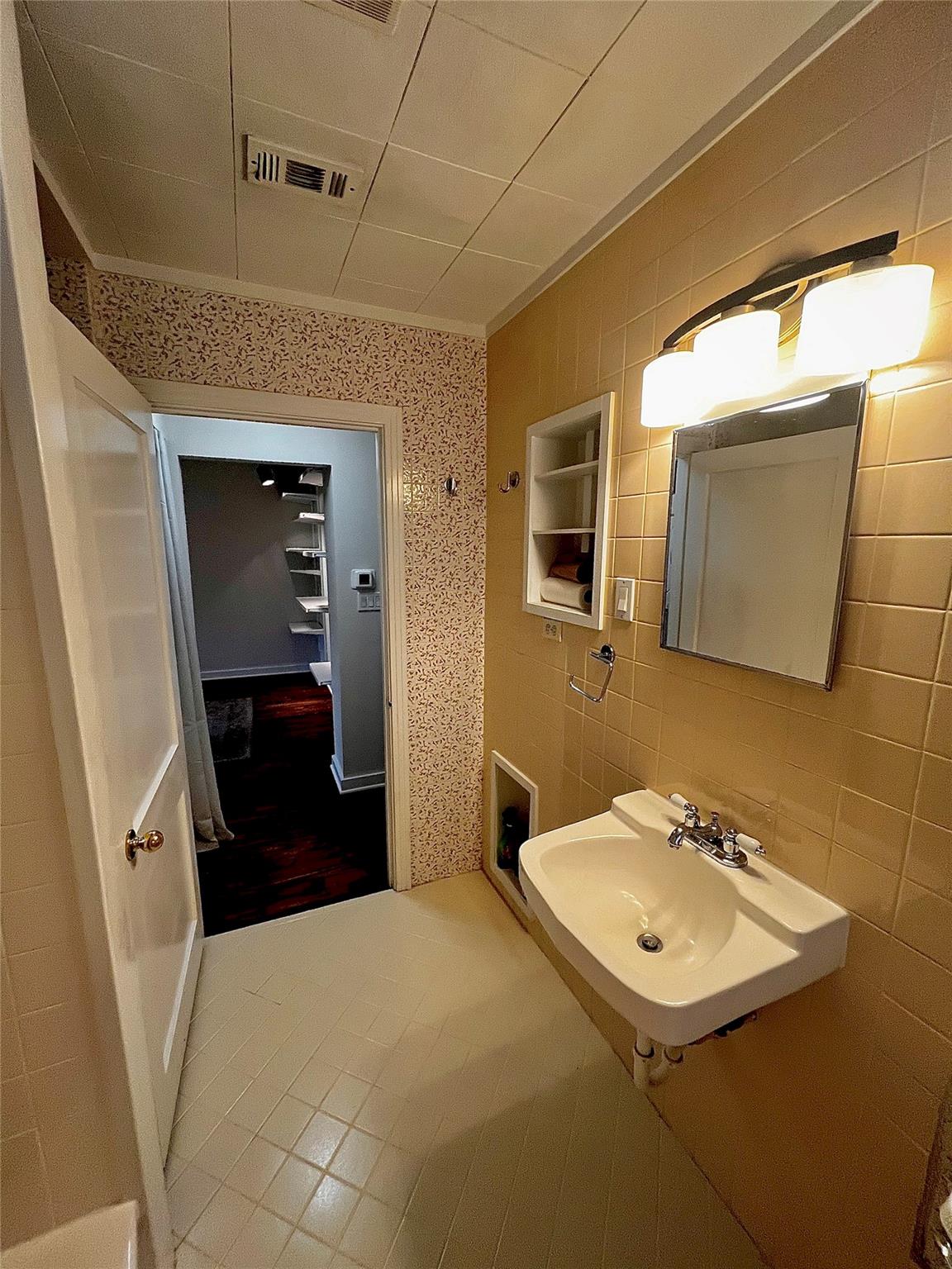 1011 E 9th St # B, Austin, TX 78702