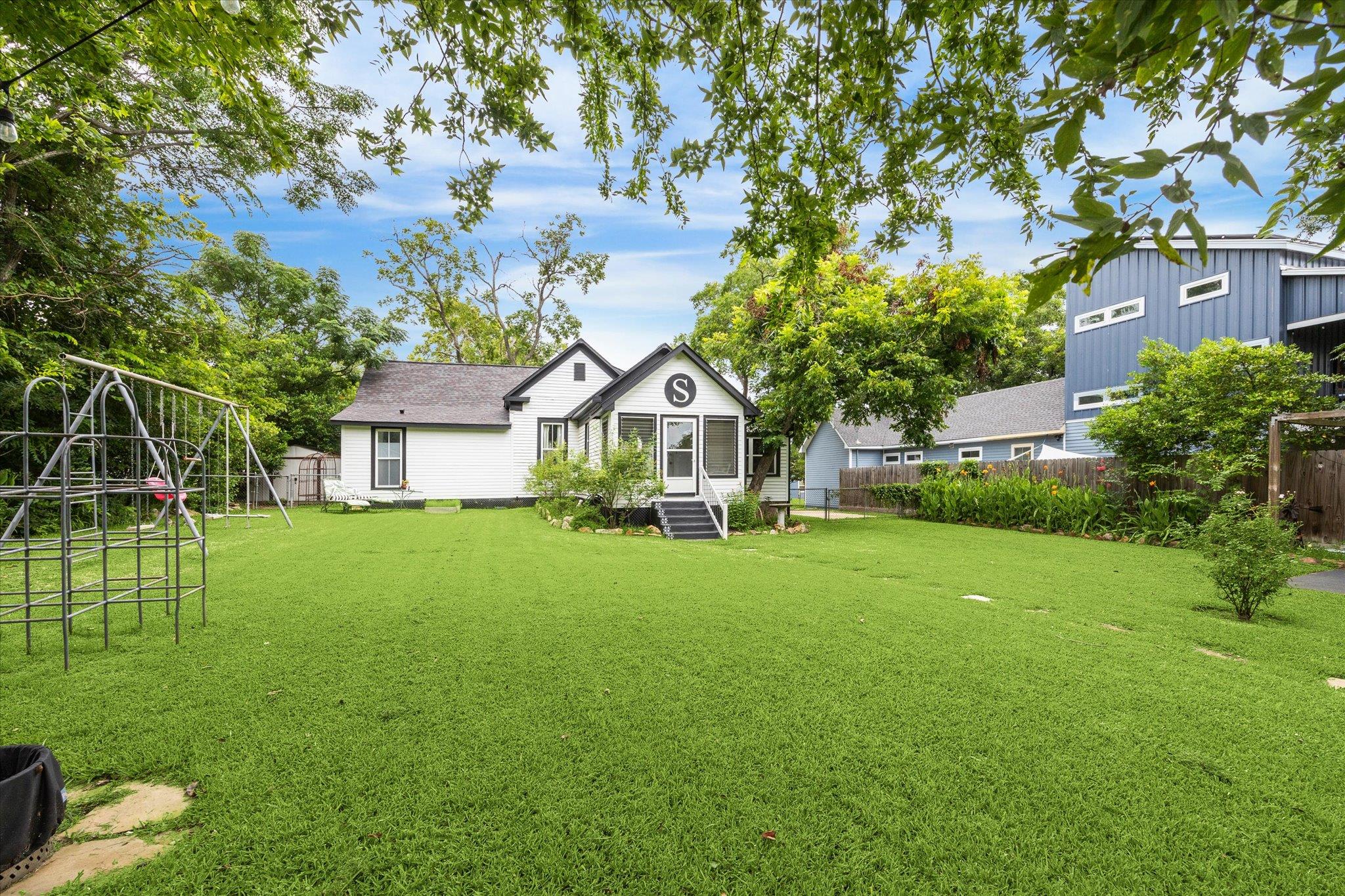 305 W Alamo St, Brenham, TX 77833