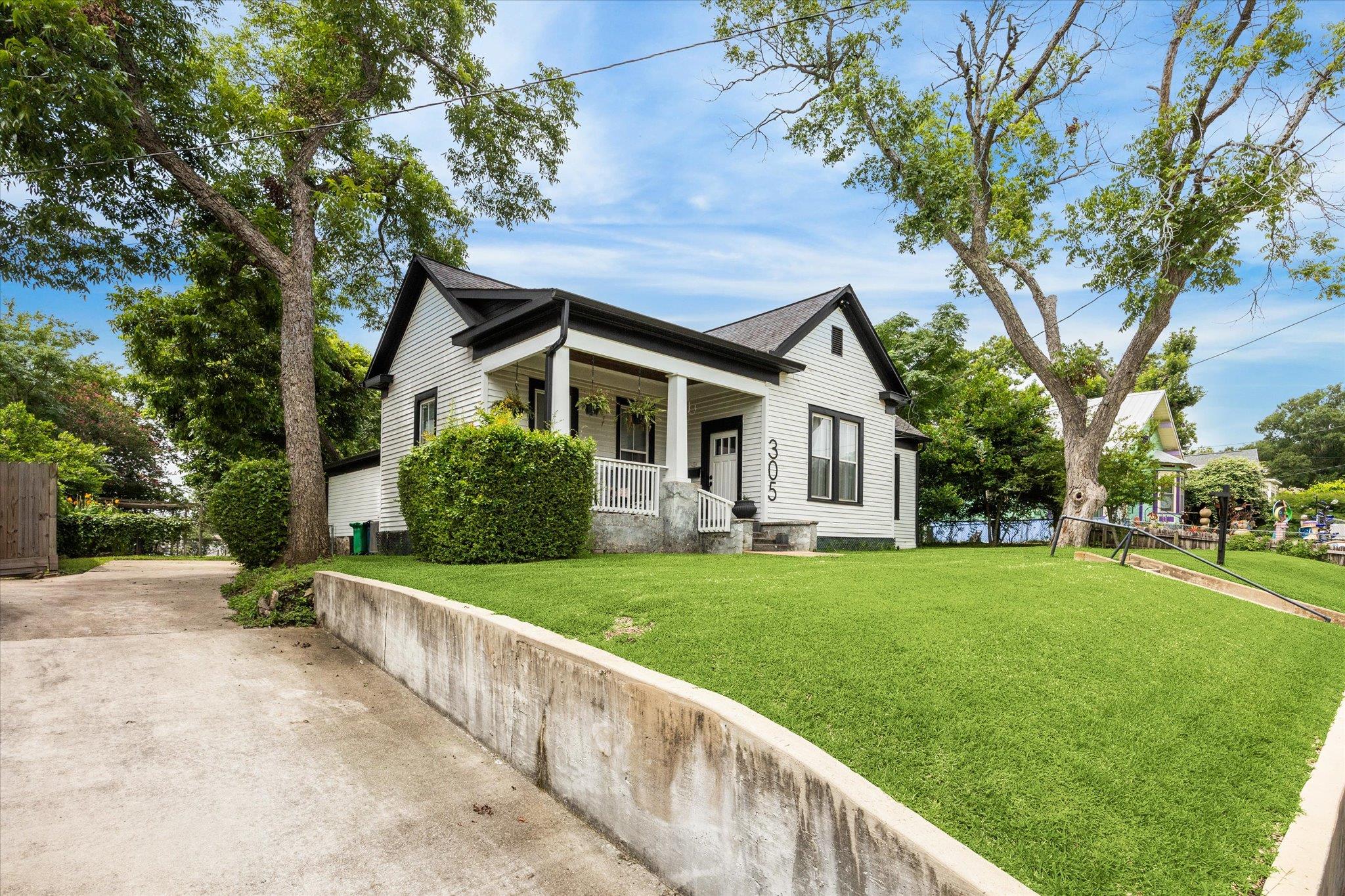 305 W Alamo St, Brenham, TX 77833