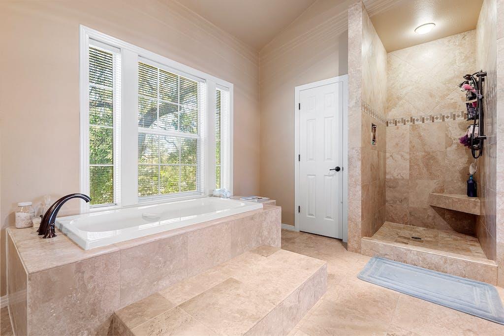 1207 Lakeway Dr, Lakeway, TX 78734