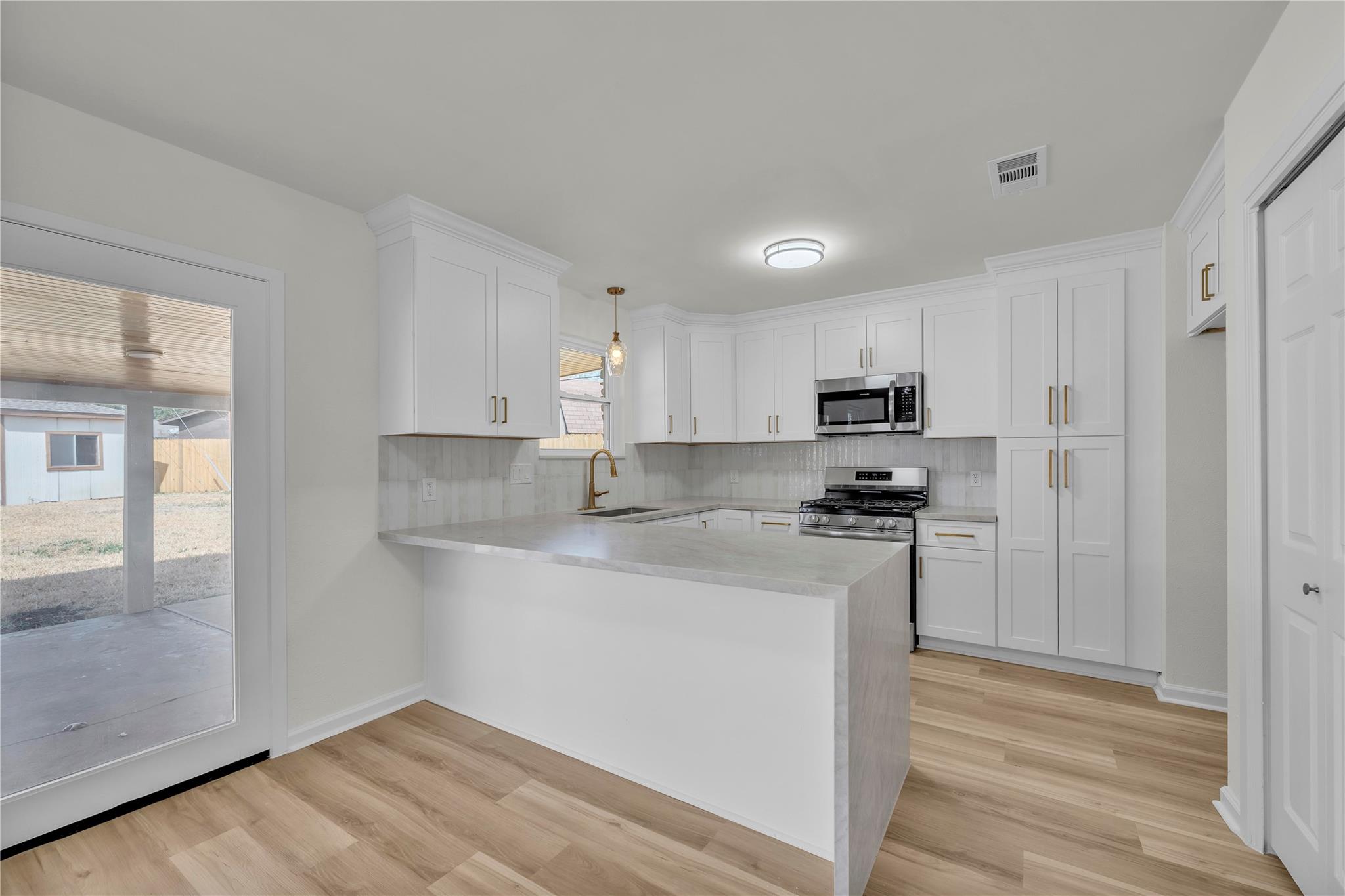 514 Sara Dr, Round Rock, TX 78664