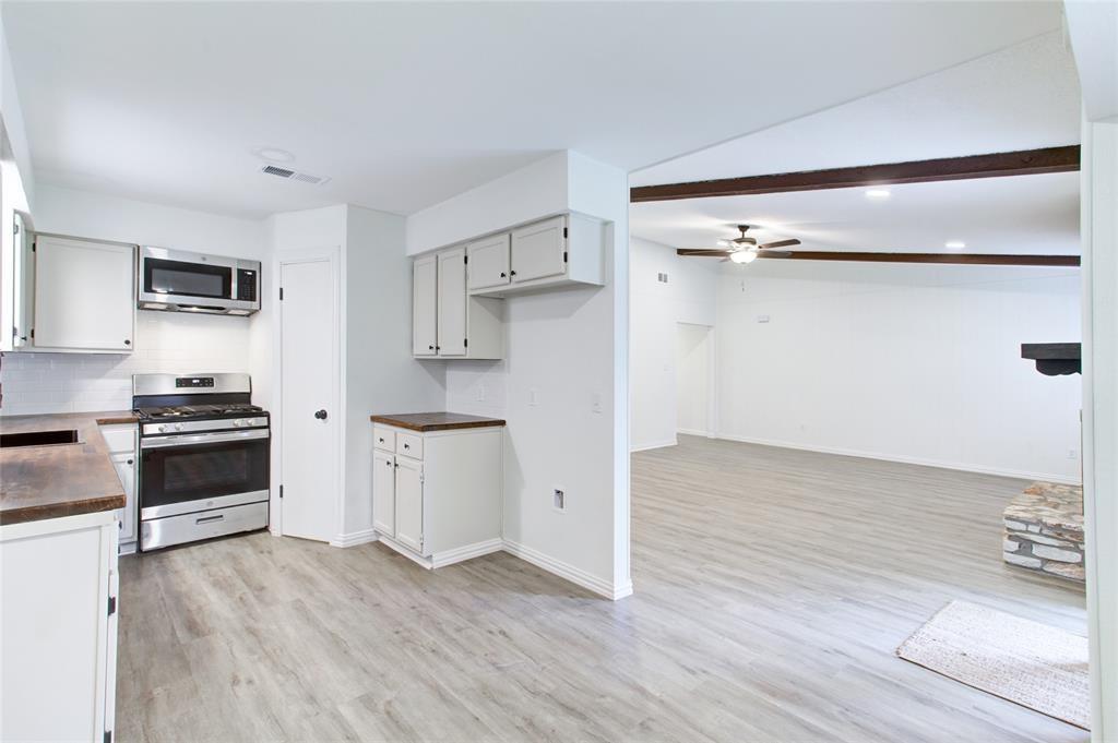 1404 Hillcrest Dr, Taylor, TX 76574