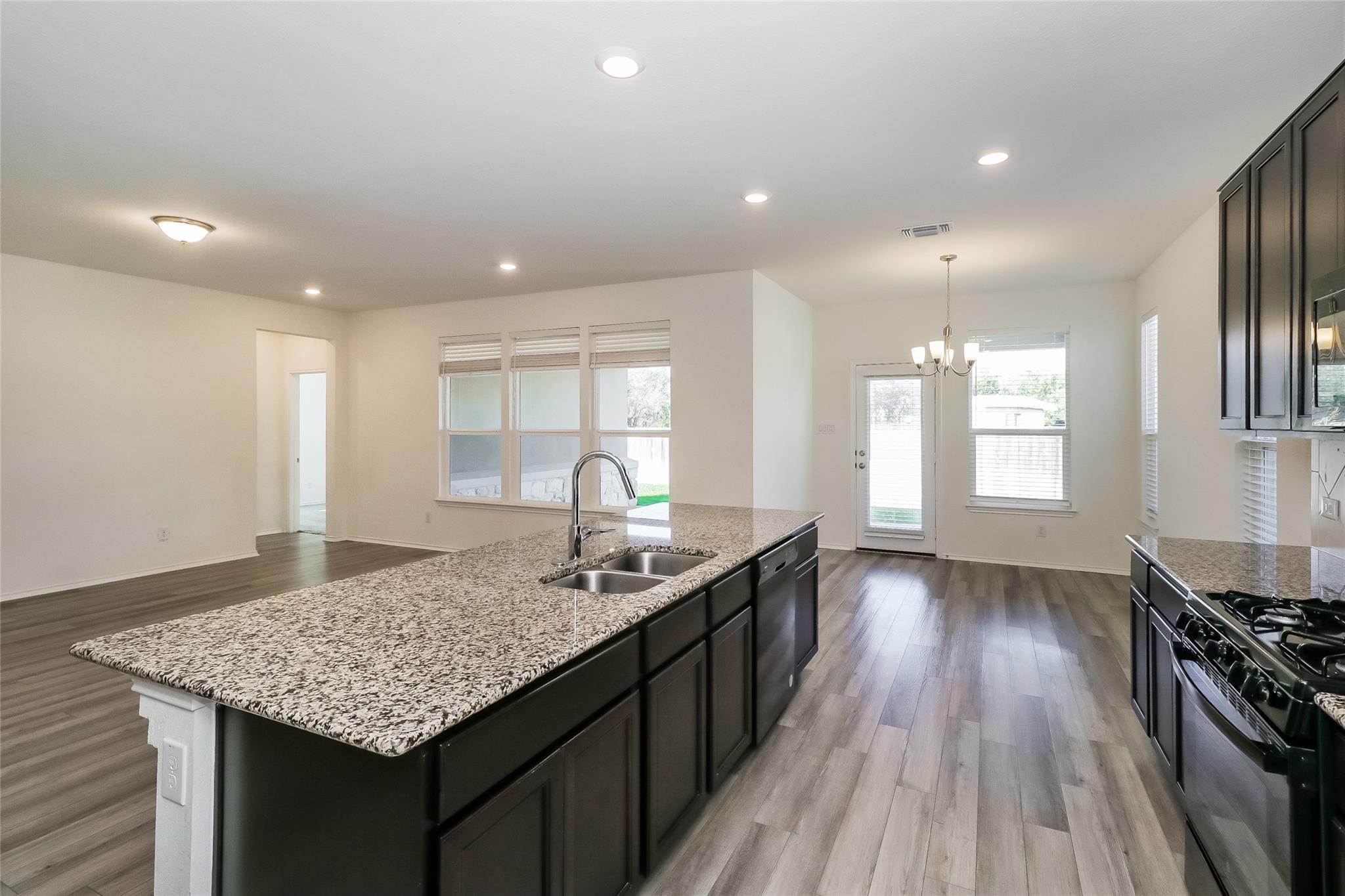 1621 Stinnett Dr, Leander, TX 78641