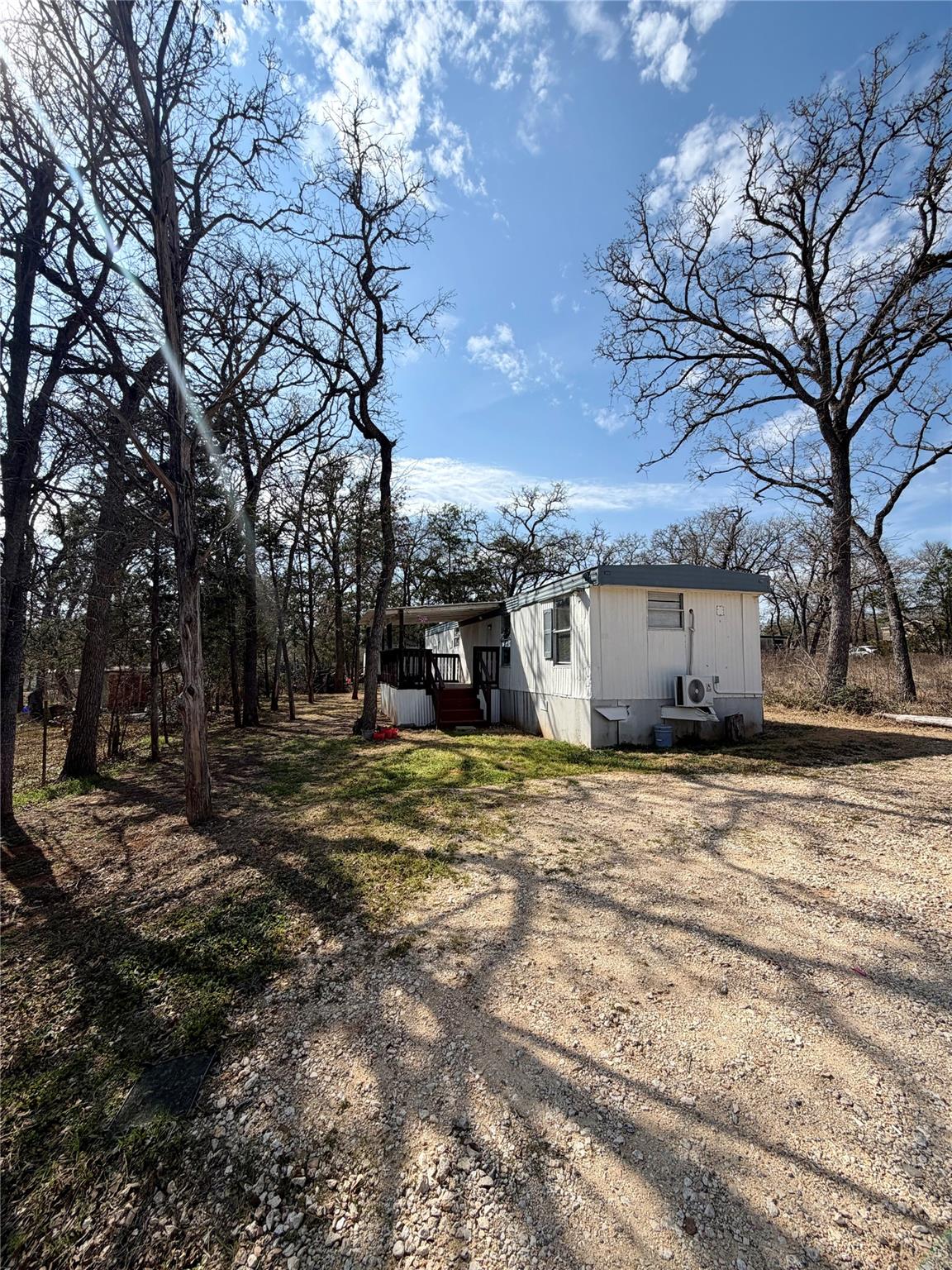 109 Seminole Dr, Smithville, TX 78957