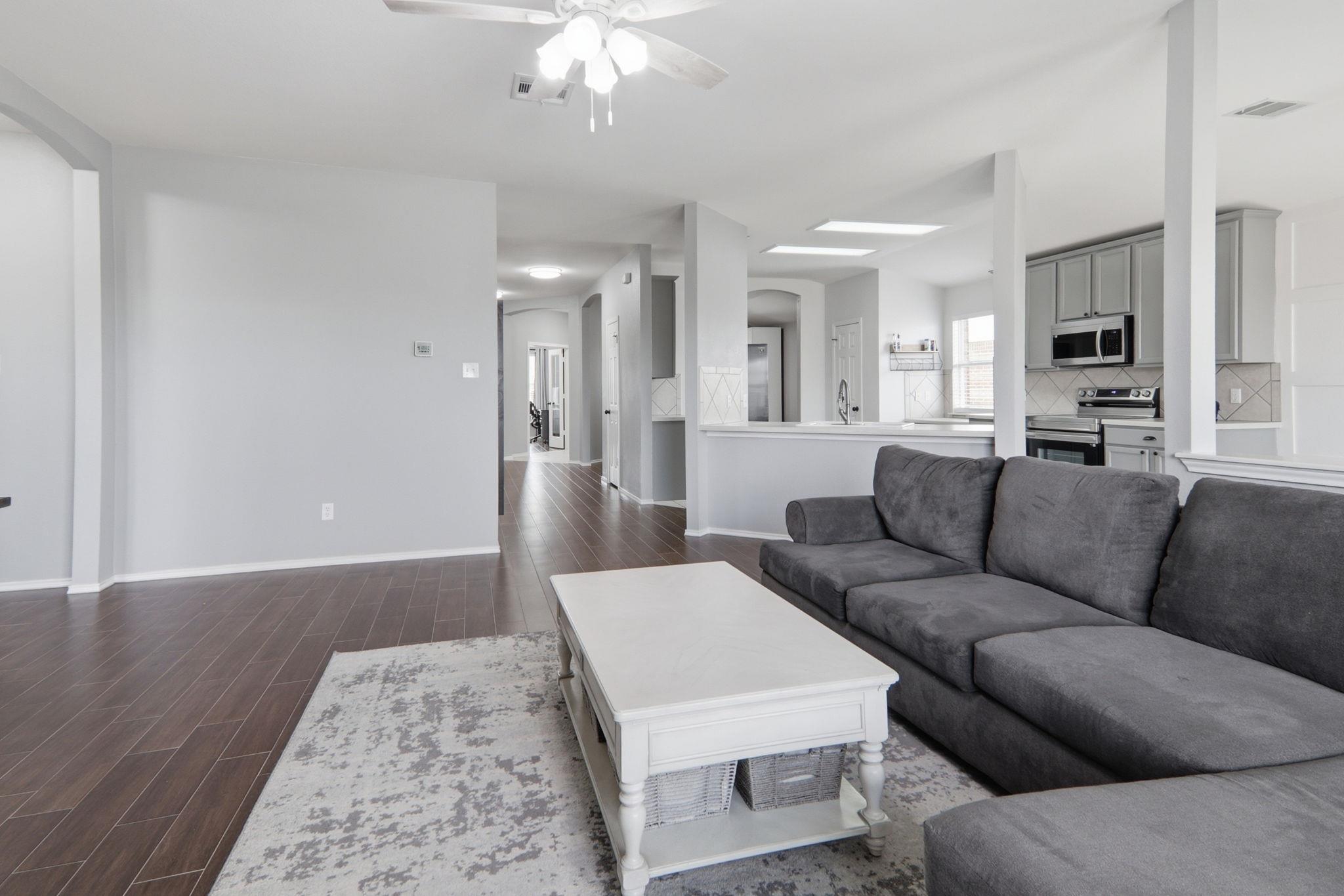 905 Lee Dr, Leander, TX 78641