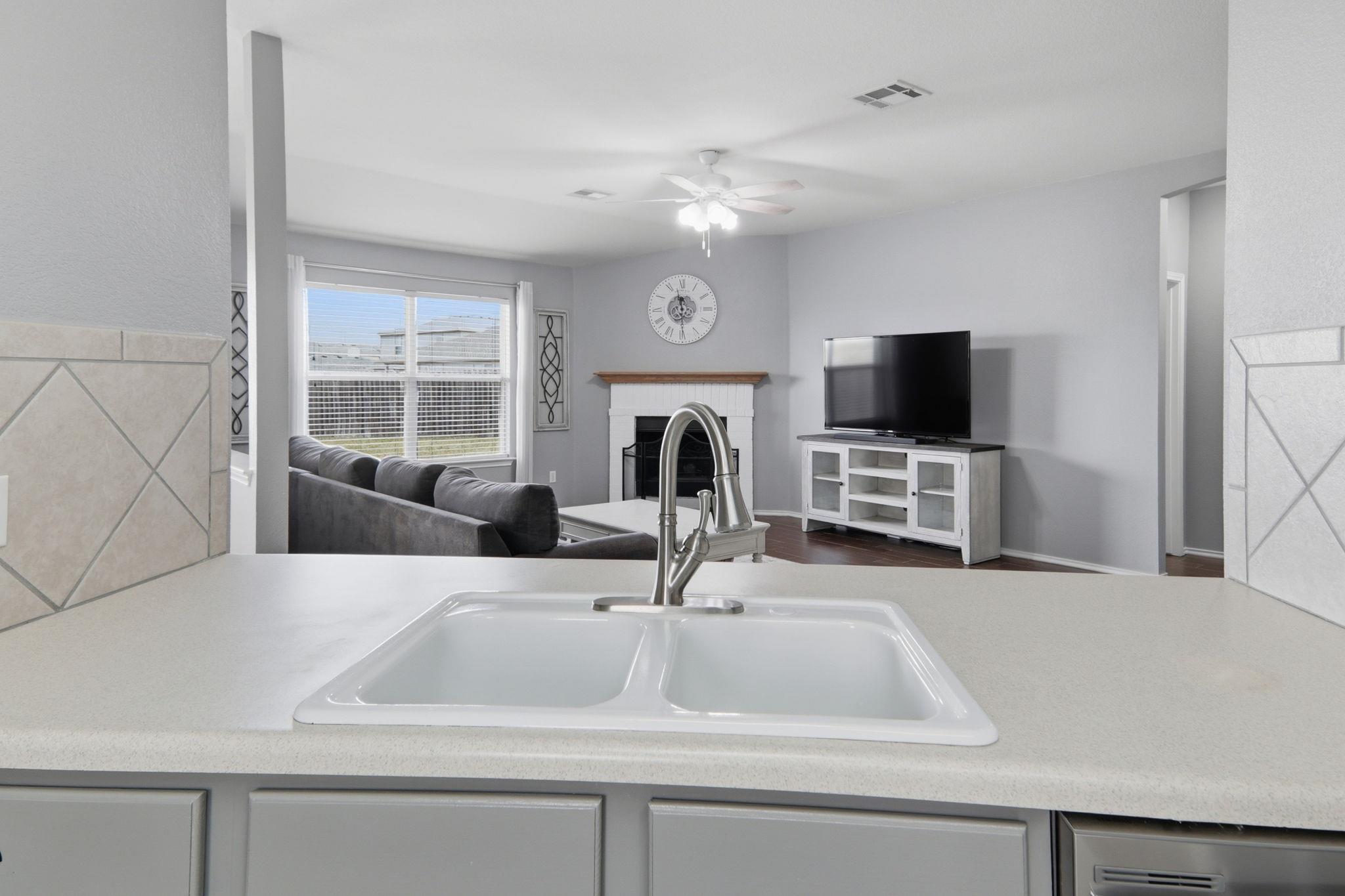 905 Lee Dr, Leander, TX 78641