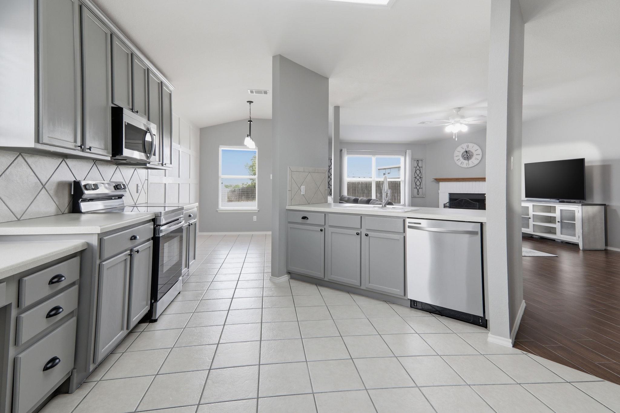 905 Lee Dr, Leander, TX 78641