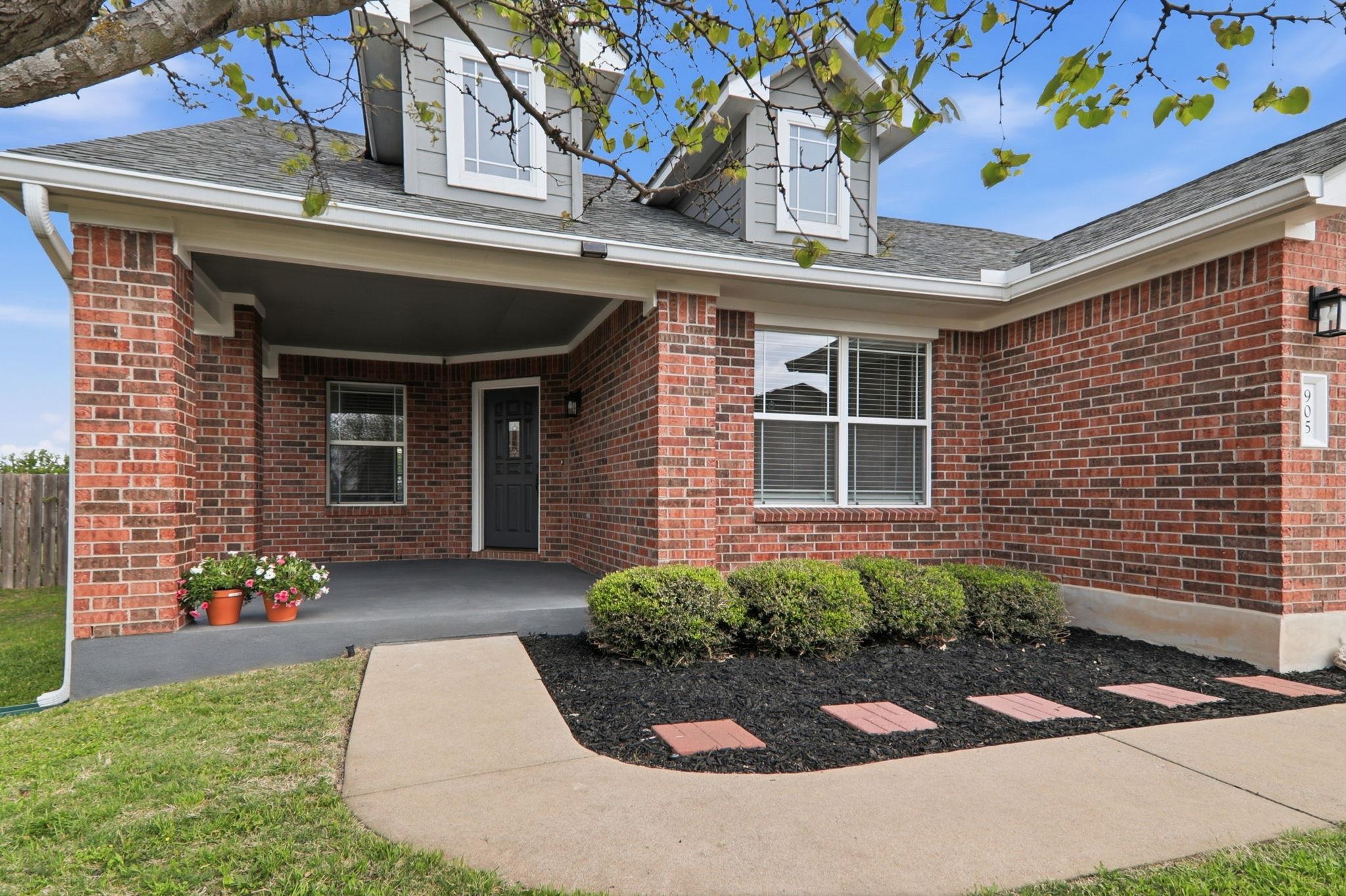 905 Lee Dr, Leander, TX 78641