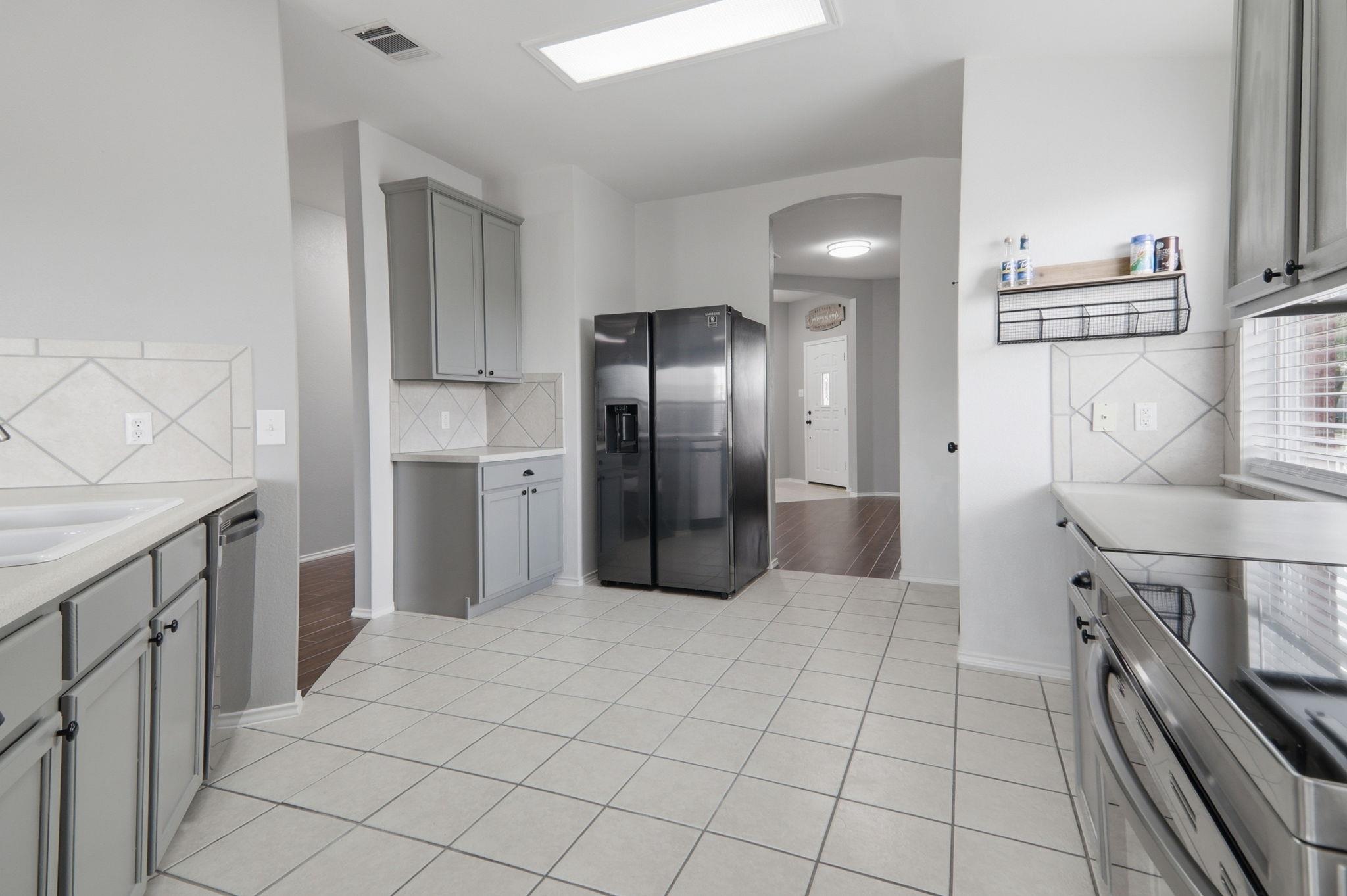 905 Lee Dr, Leander, TX 78641