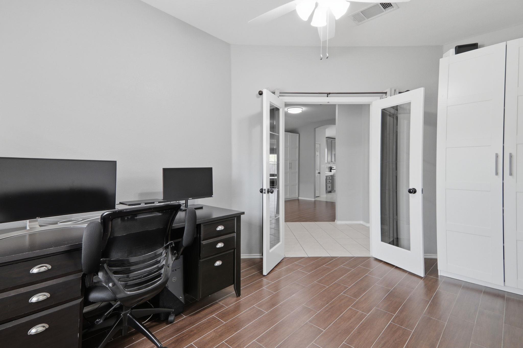 905 Lee Dr, Leander, TX 78641