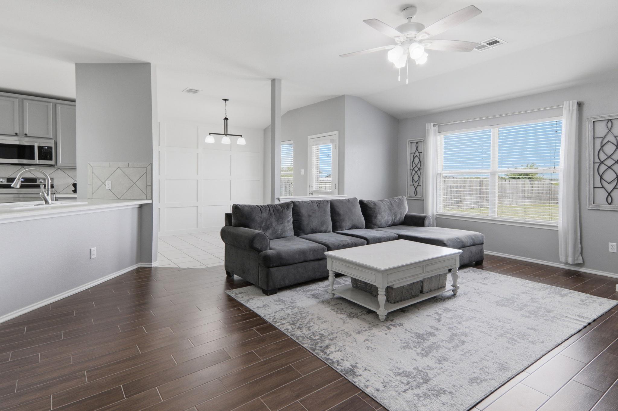 905 Lee Dr, Leander, TX 78641