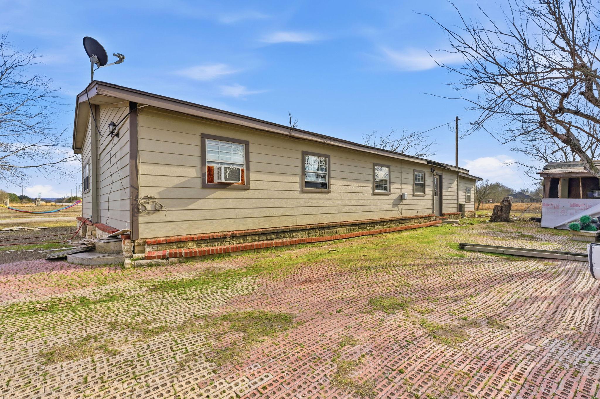 271 Crossroads Dr, Dale, TX 78616