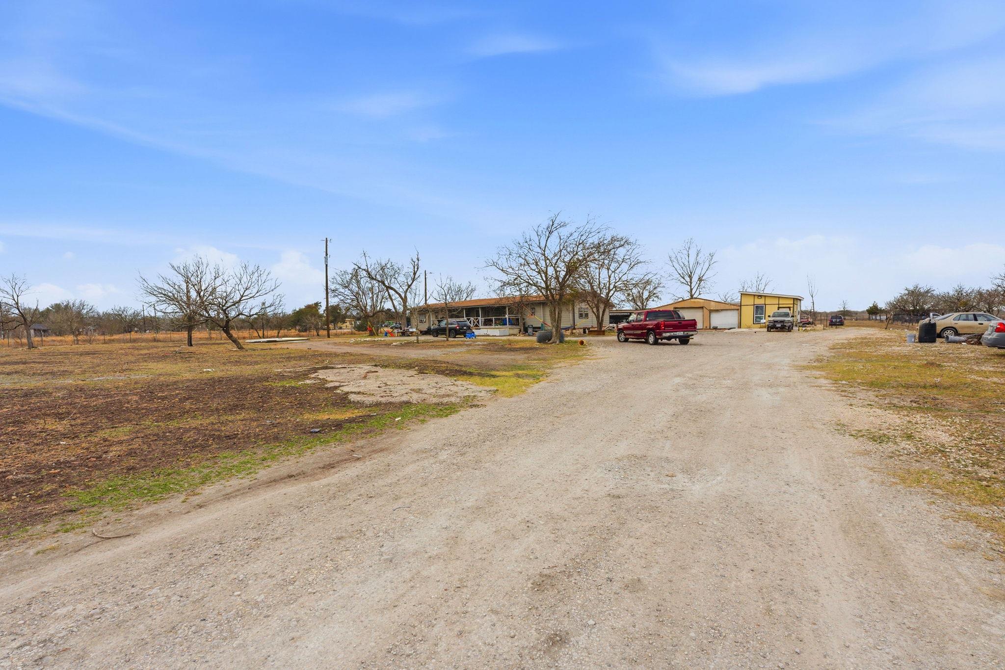 271 Crossroads Dr, Dale, TX 78616
