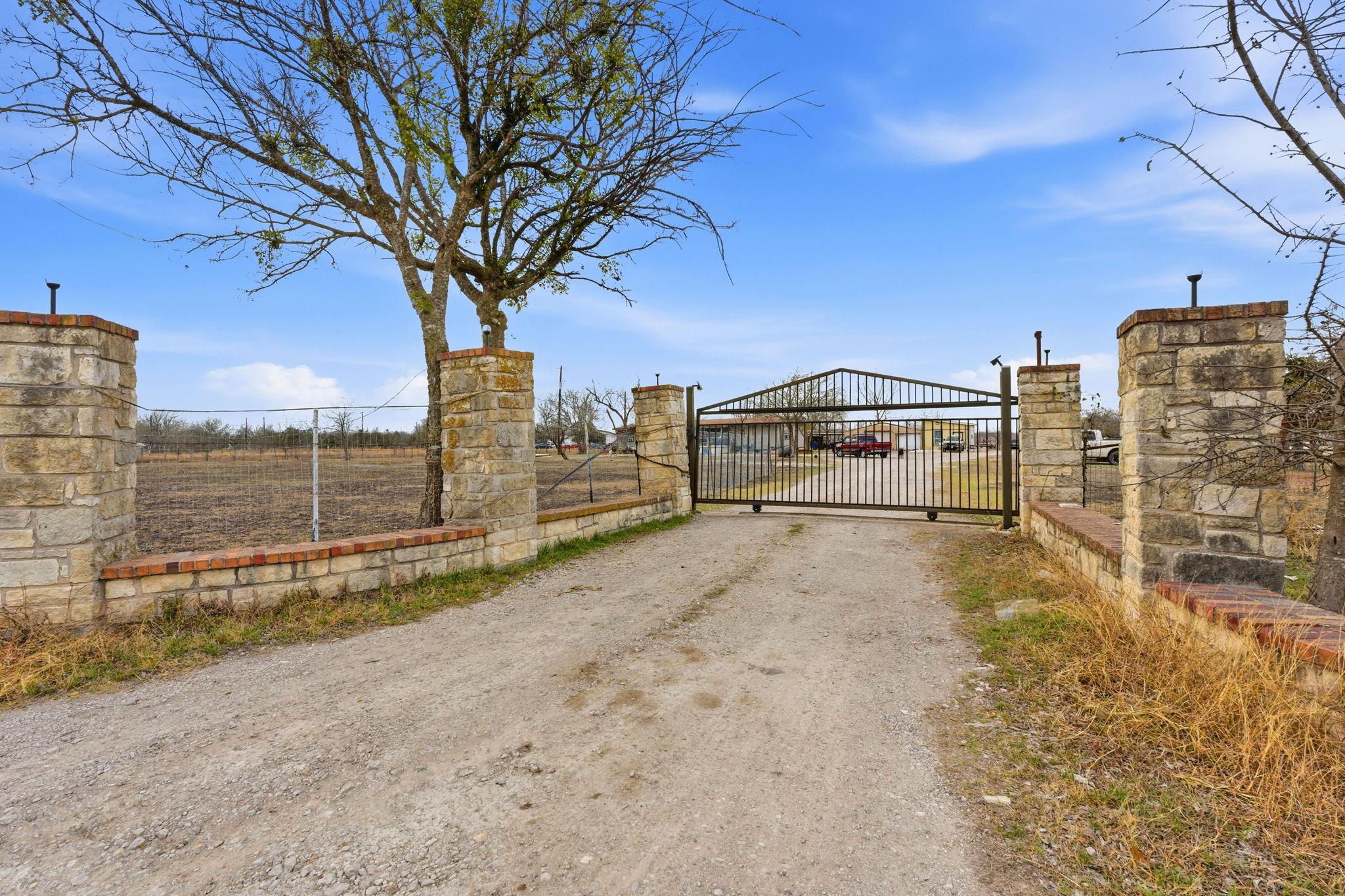 271 Crossroads Dr, Dale, TX 78616
