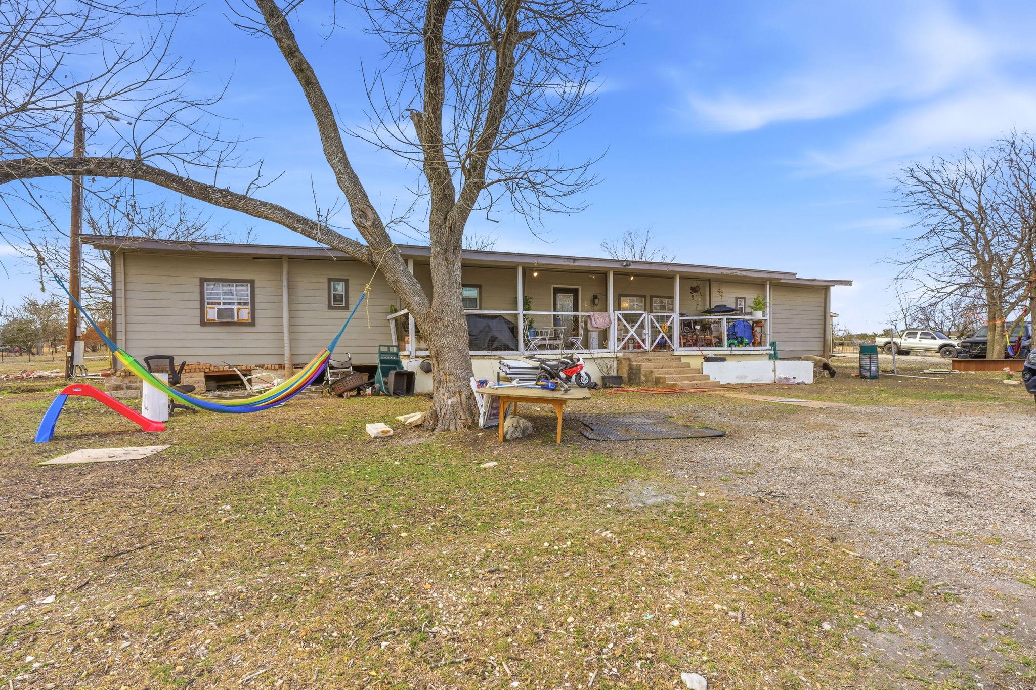 271 Crossroads Dr, Dale, TX 78616