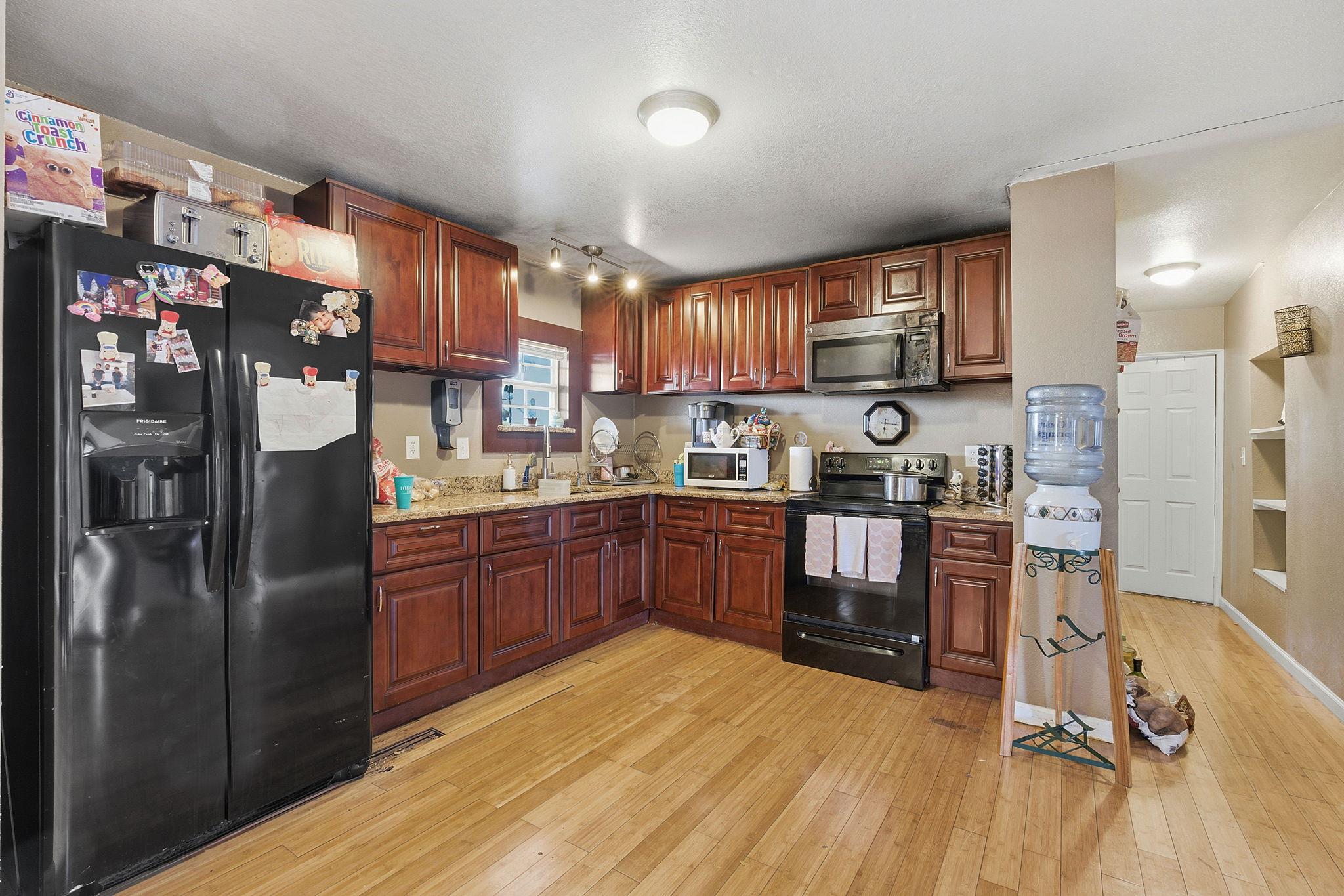 271 Crossroads Dr, Dale, TX 78616