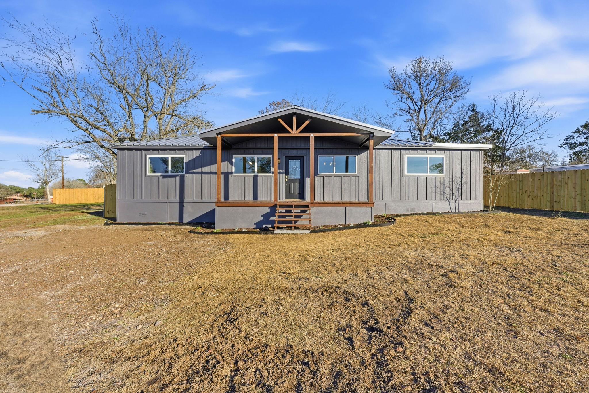 105 Willow Dr, Flatonia, TX 78941