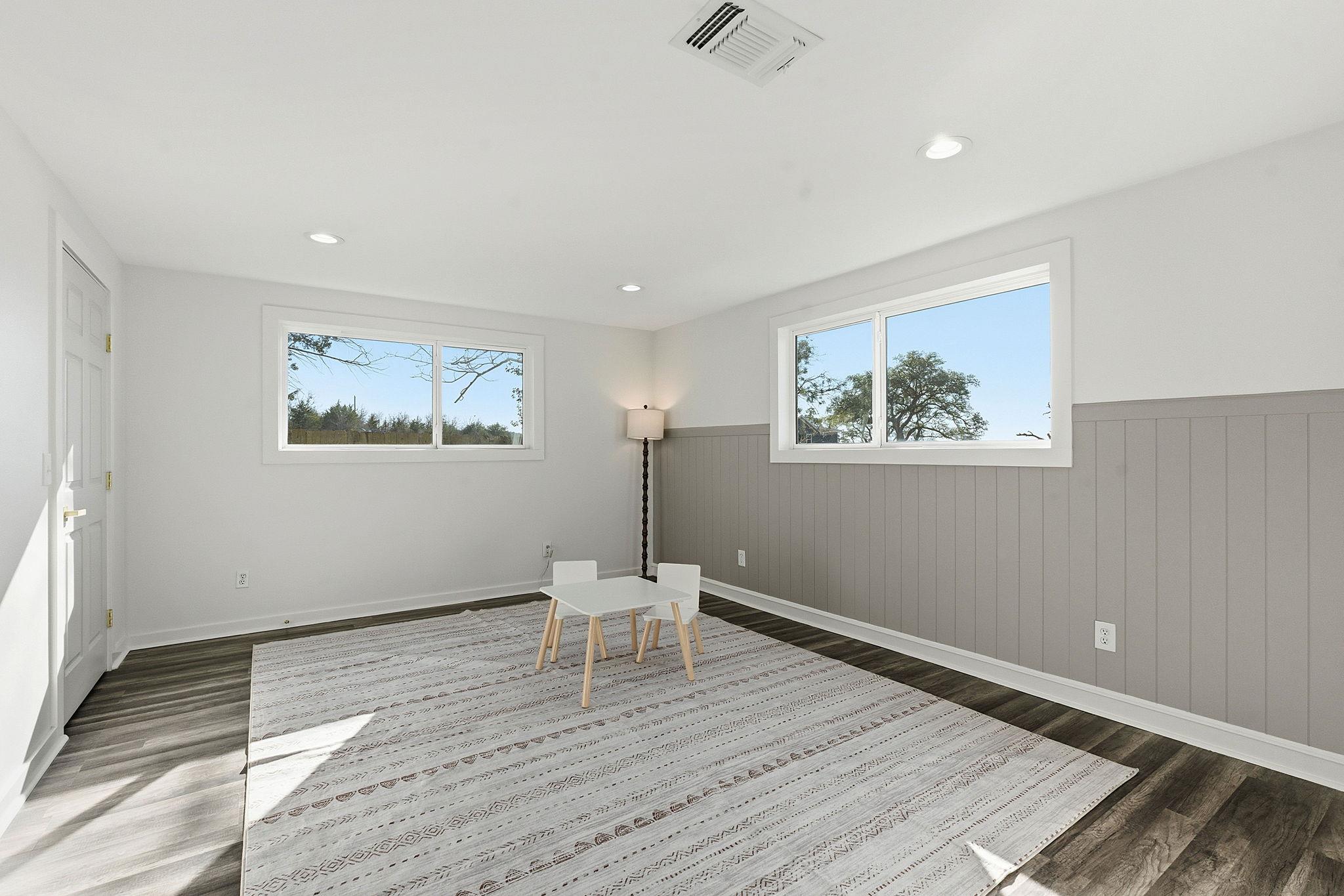 105 Willow Dr, Flatonia, TX 78941