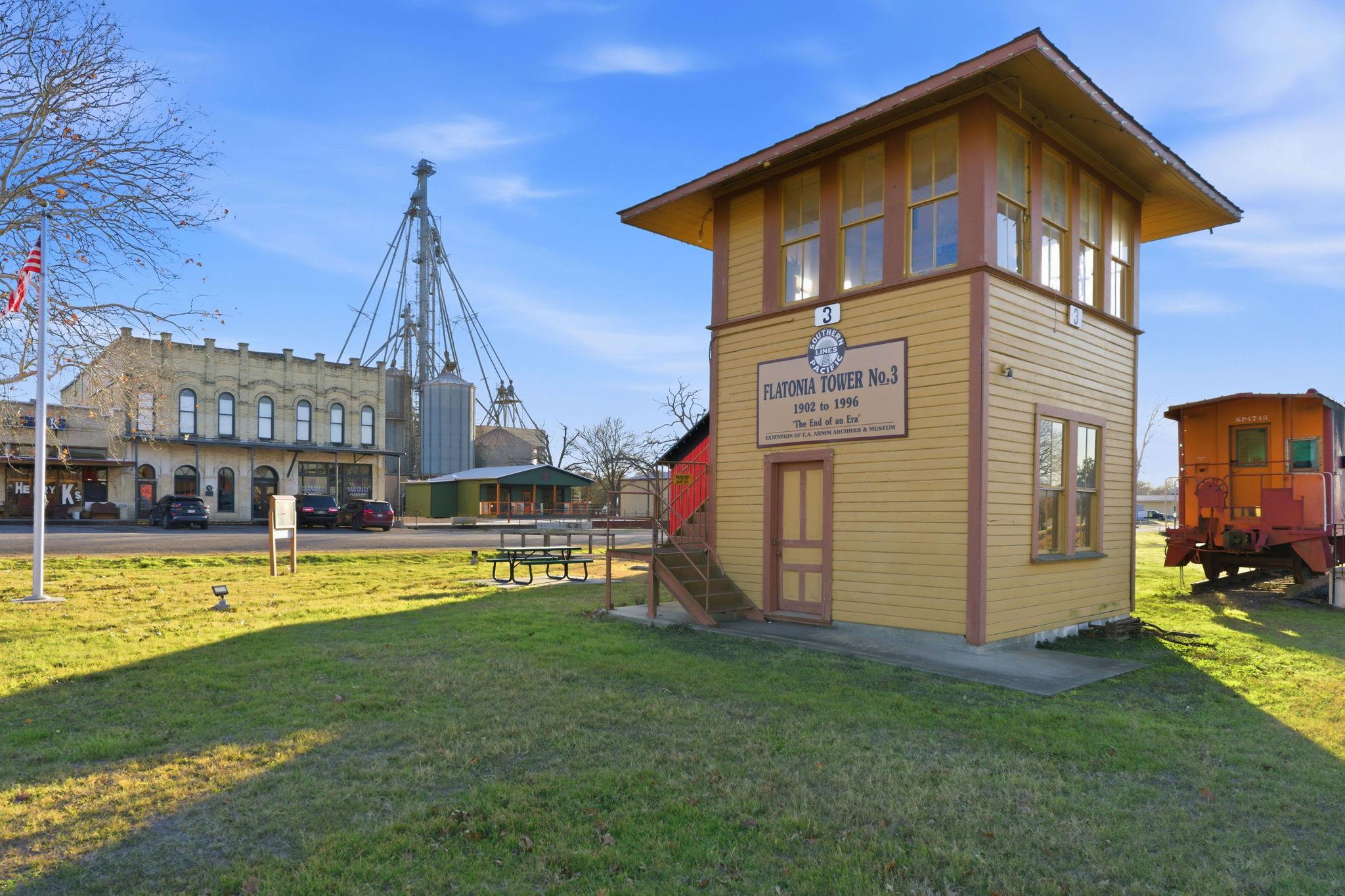 105 Willow Dr, Flatonia, TX 78941