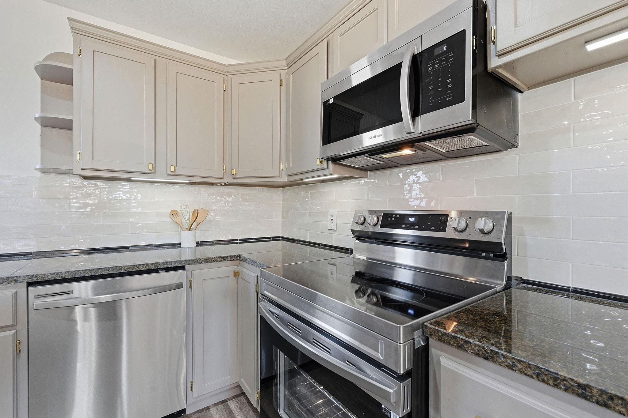 105 Willow Dr, Flatonia, TX 78941