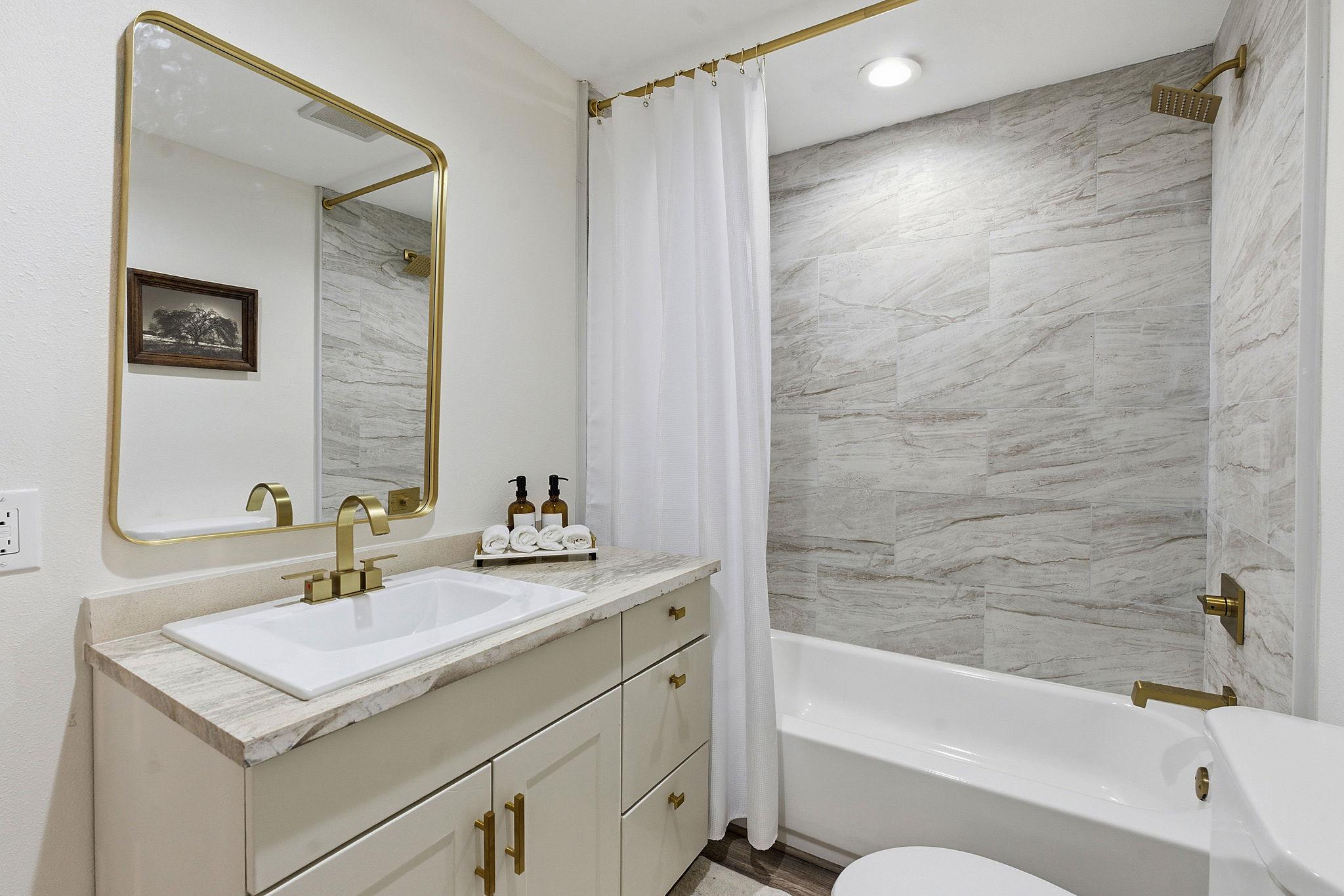 105 Willow Dr, Flatonia, TX 78941