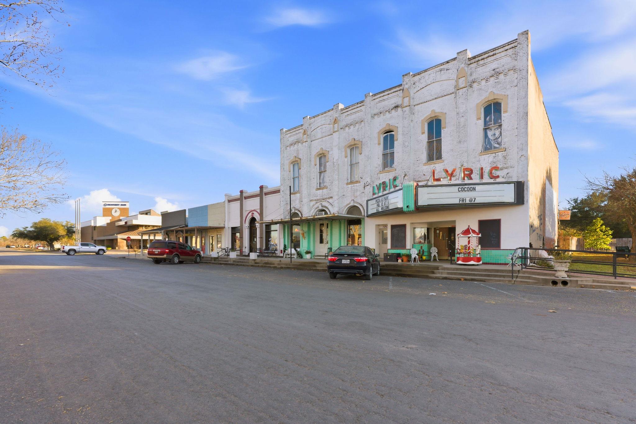 105 Willow Dr, Flatonia, TX 78941