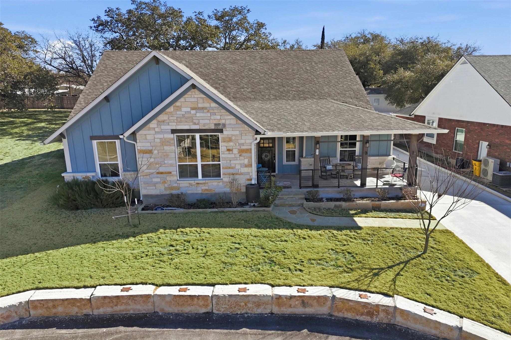 127 Hidden Oaks Dr, Kingsland, TX 78639