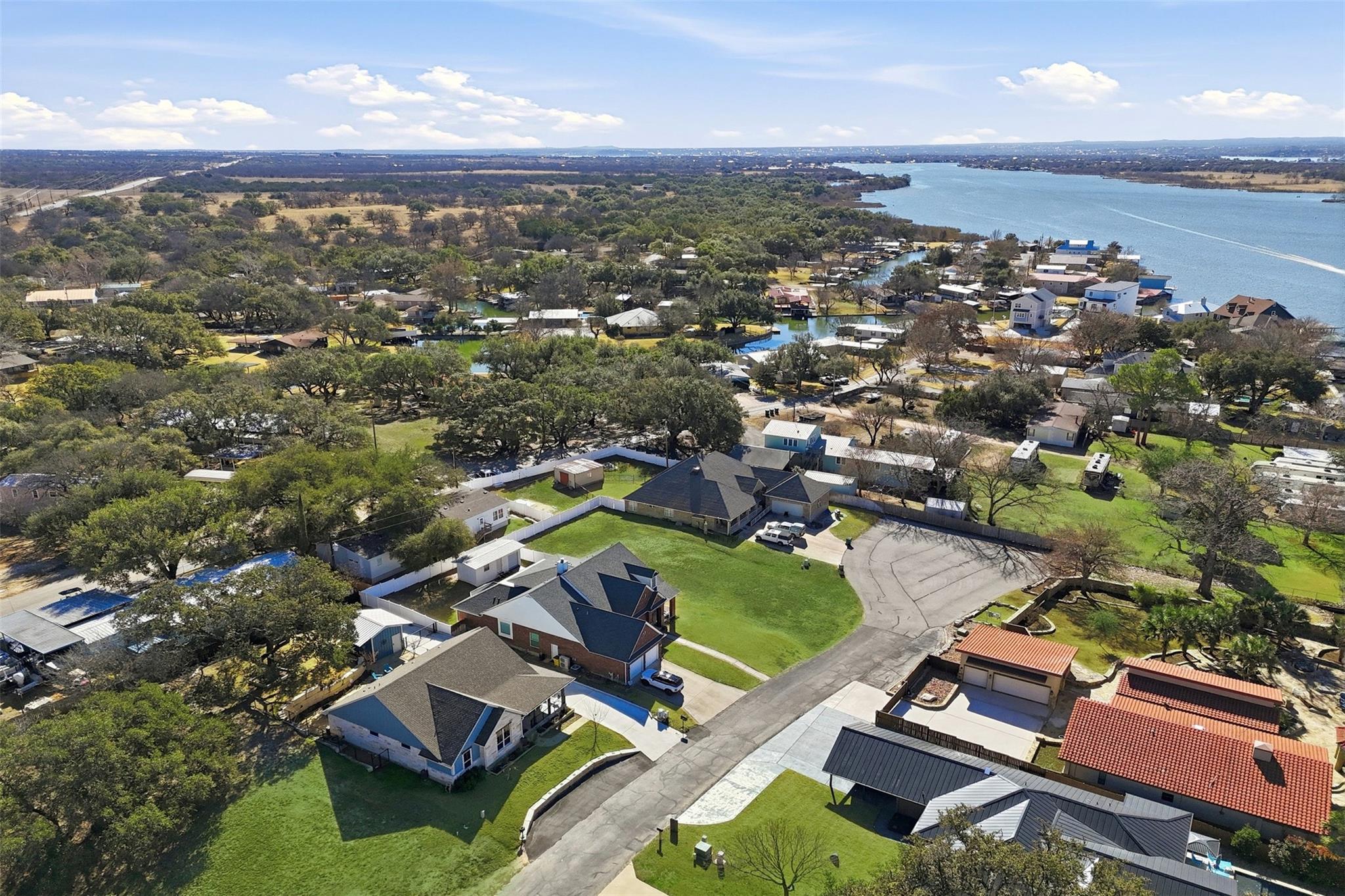 127 Hidden Oaks Dr, Kingsland, TX 78639