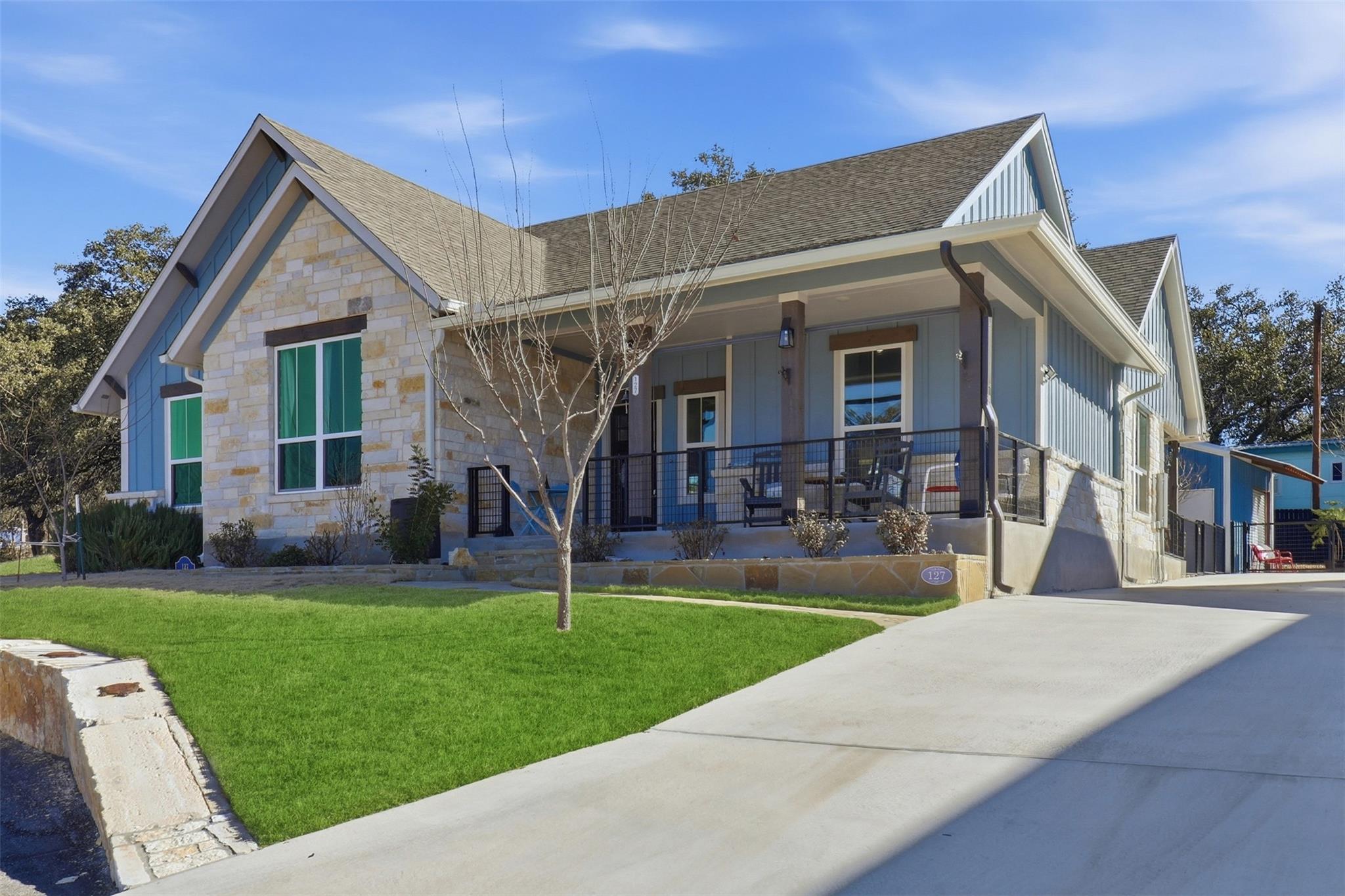 127 Hidden Oaks Dr, Kingsland, TX 78639