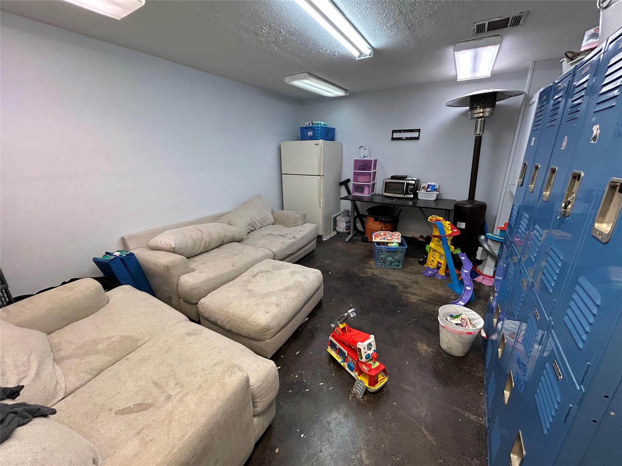 641 W Front St, Hutto, TX 78634