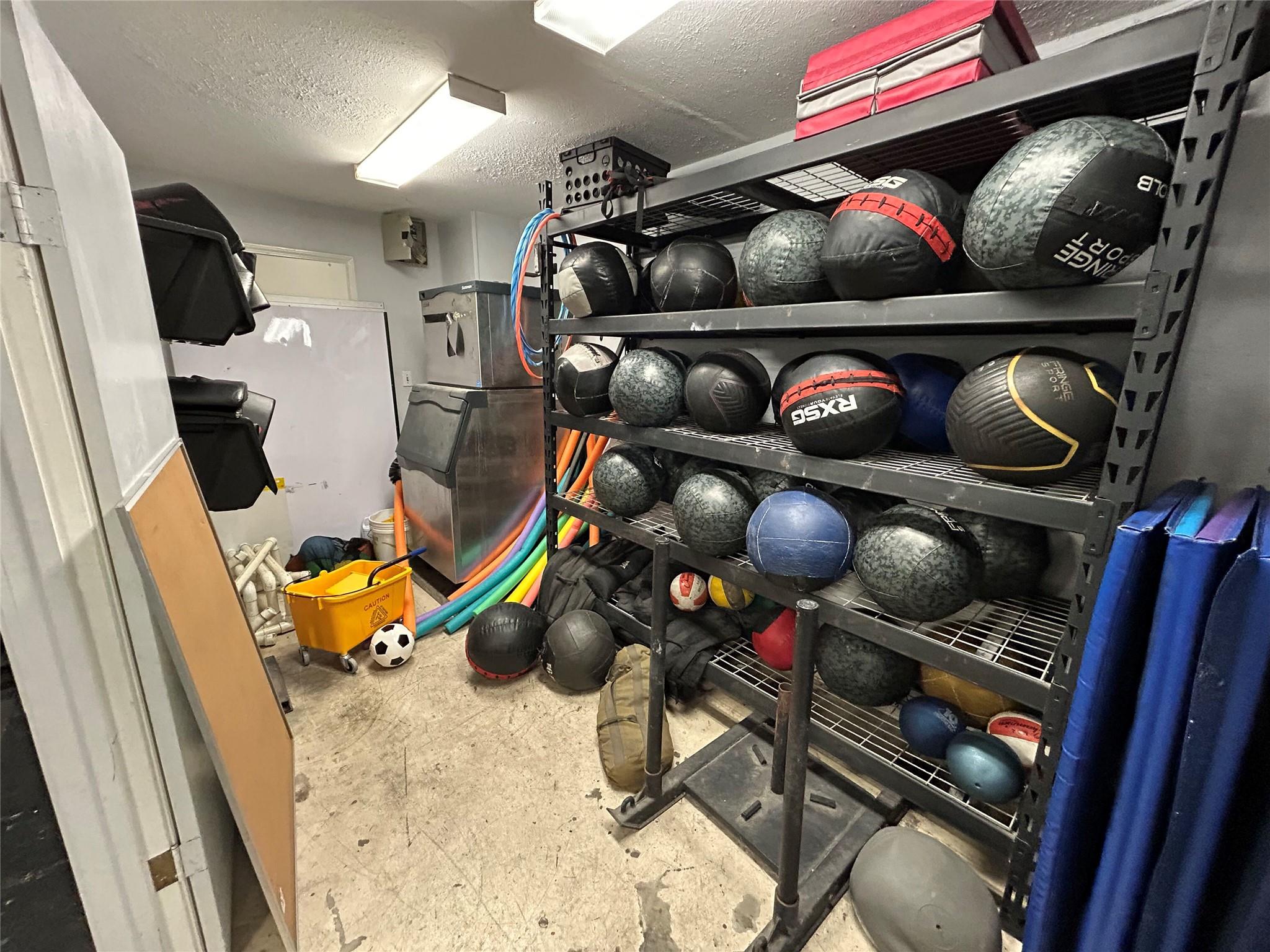 641 W Front St, Hutto, TX 78634