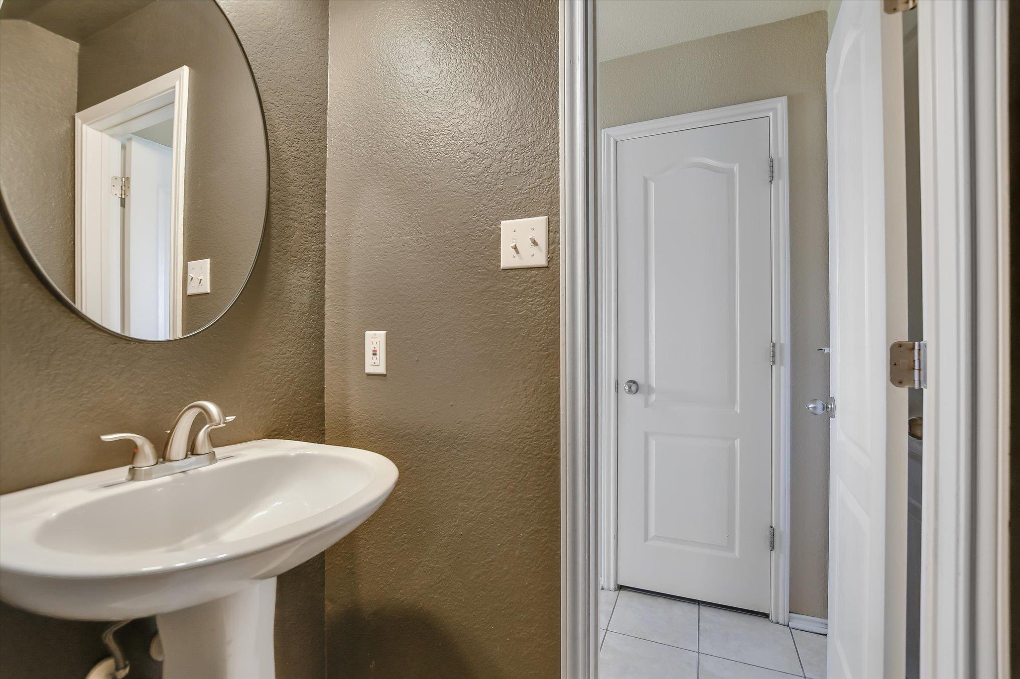 526 W Metcalfe St, Hutto, TX 78634