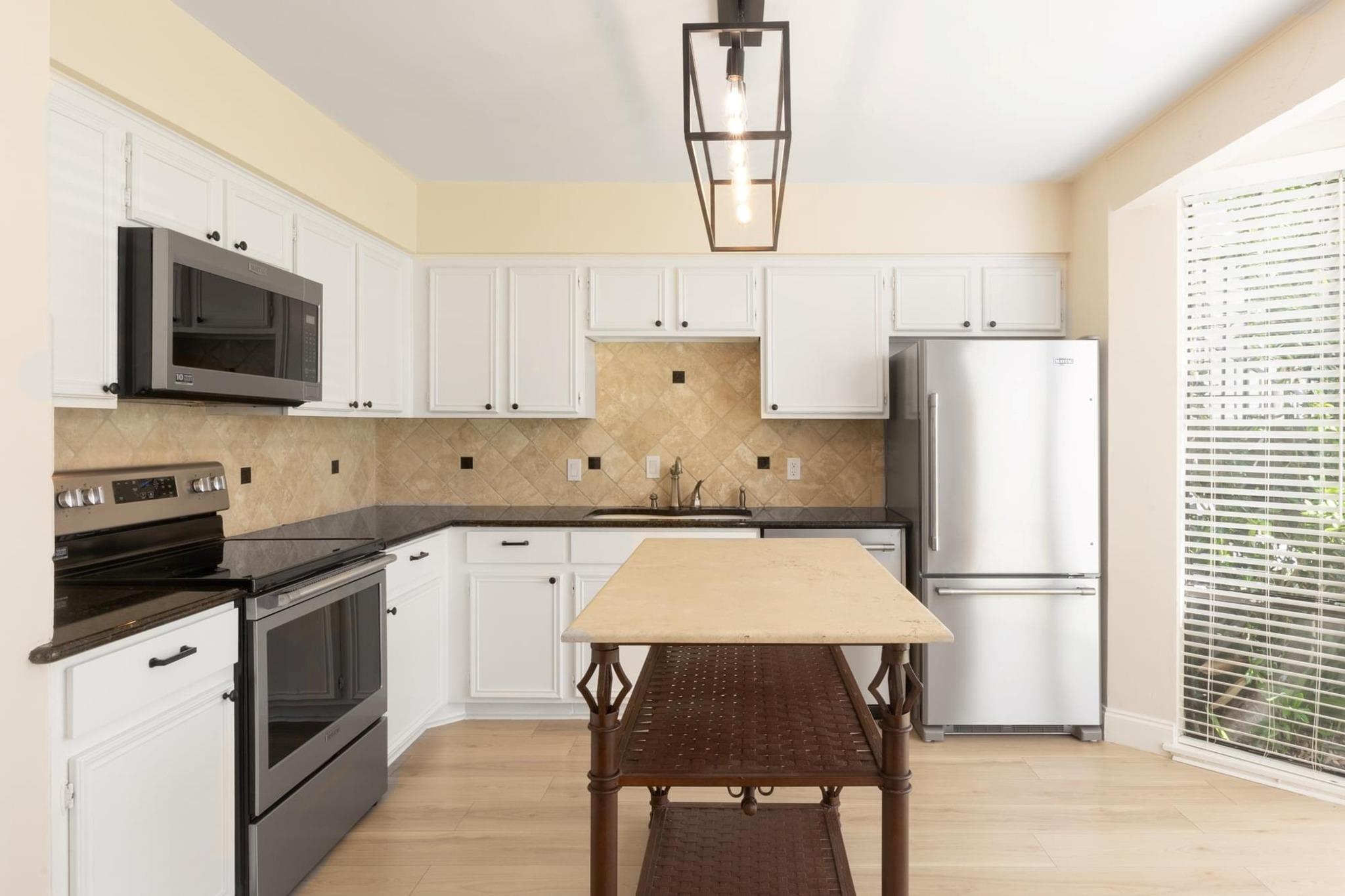 105 World Of Tennis Sq, Lakeway, TX 78738