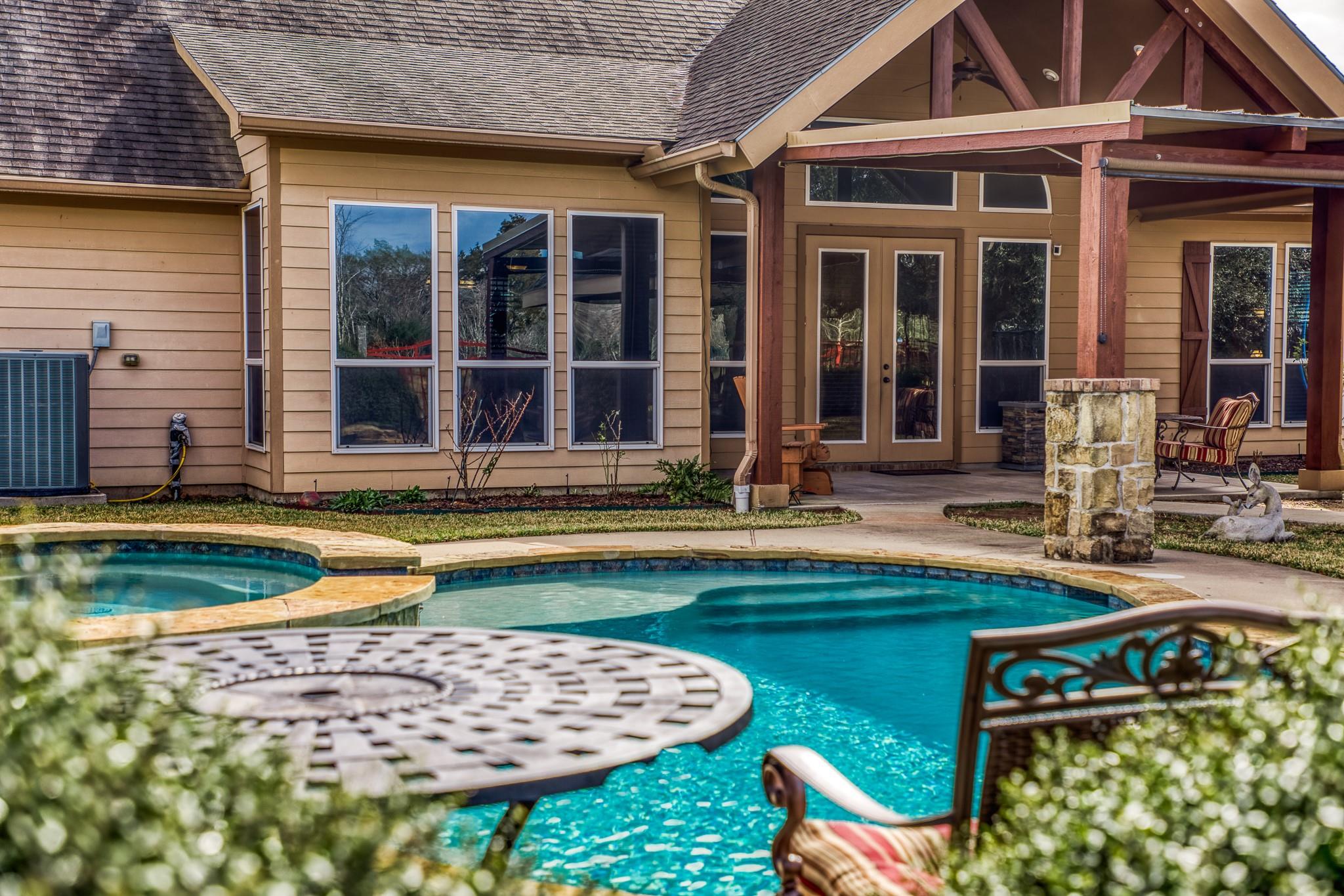 677 Grubbs Rd, Sealy, TX 77474