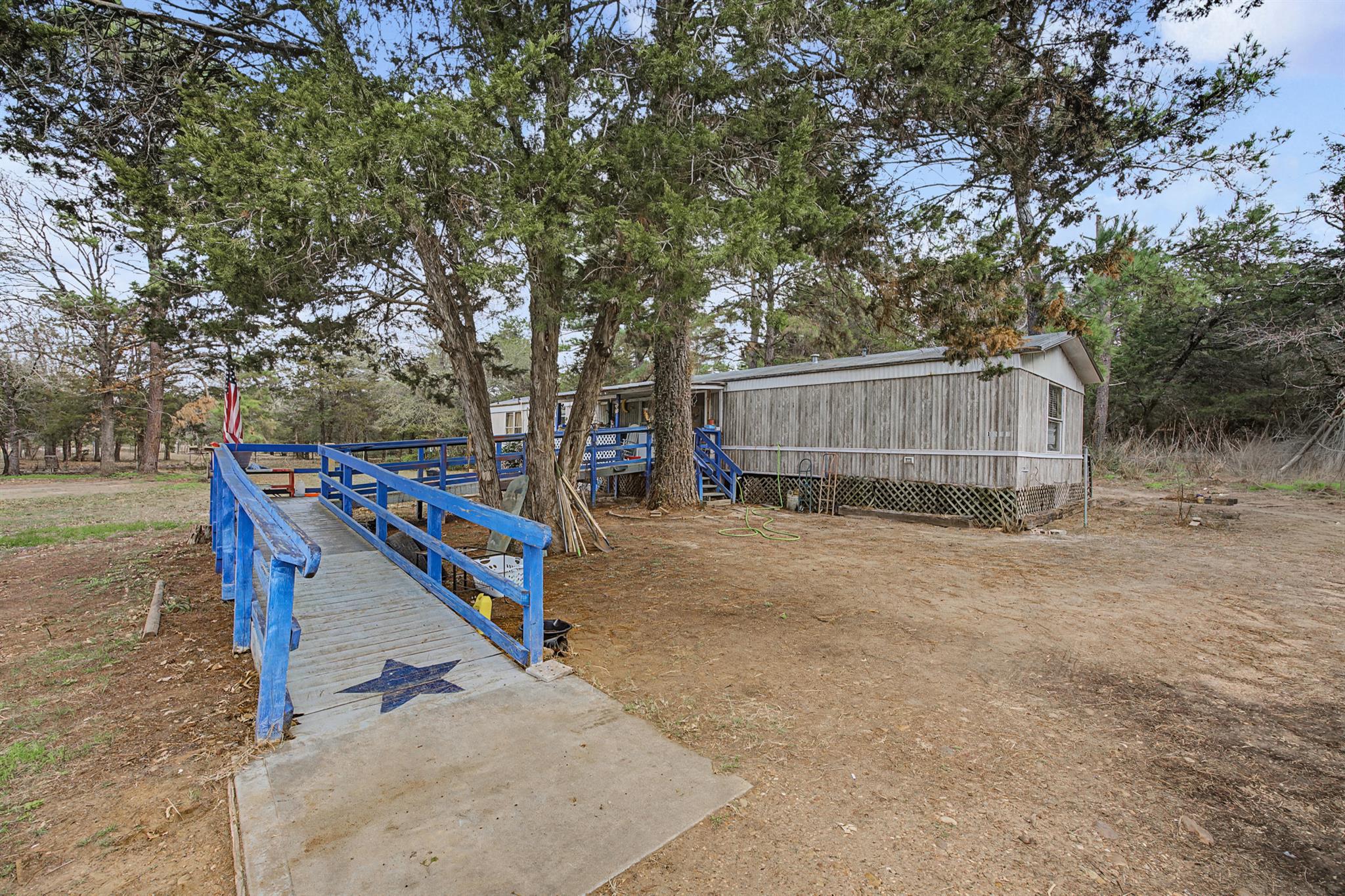 105 S Austin Dr, Paige, TX 78659